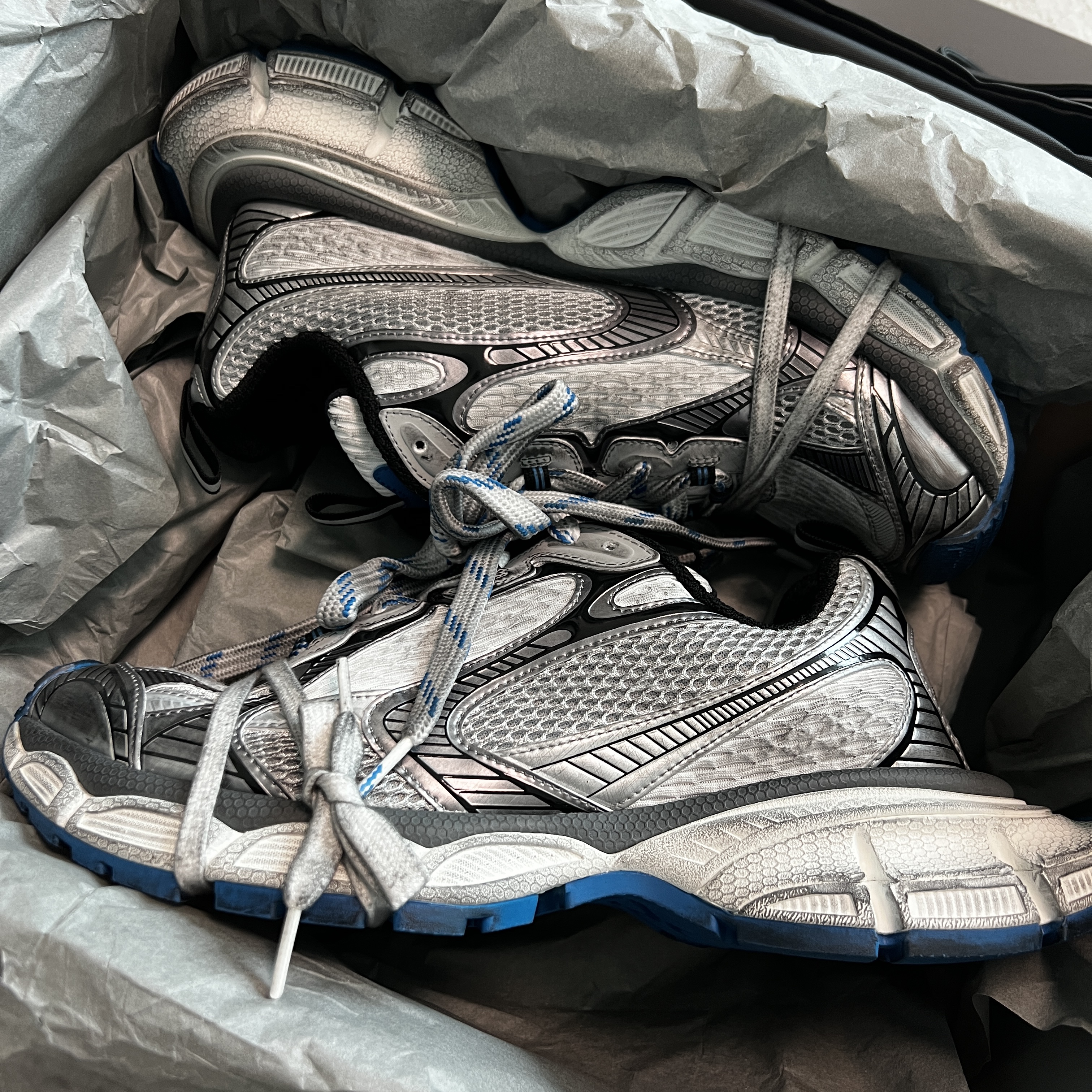 Balenciaga 3XL Sneakers Grey White Blue 착용 스타일 - 4