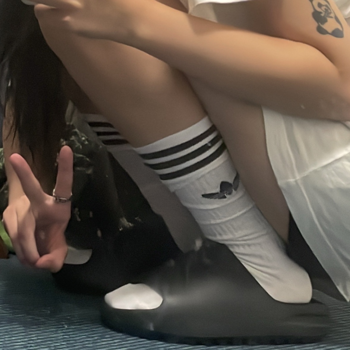 Adidas Yeezy Slide Onyx 착용 스타일