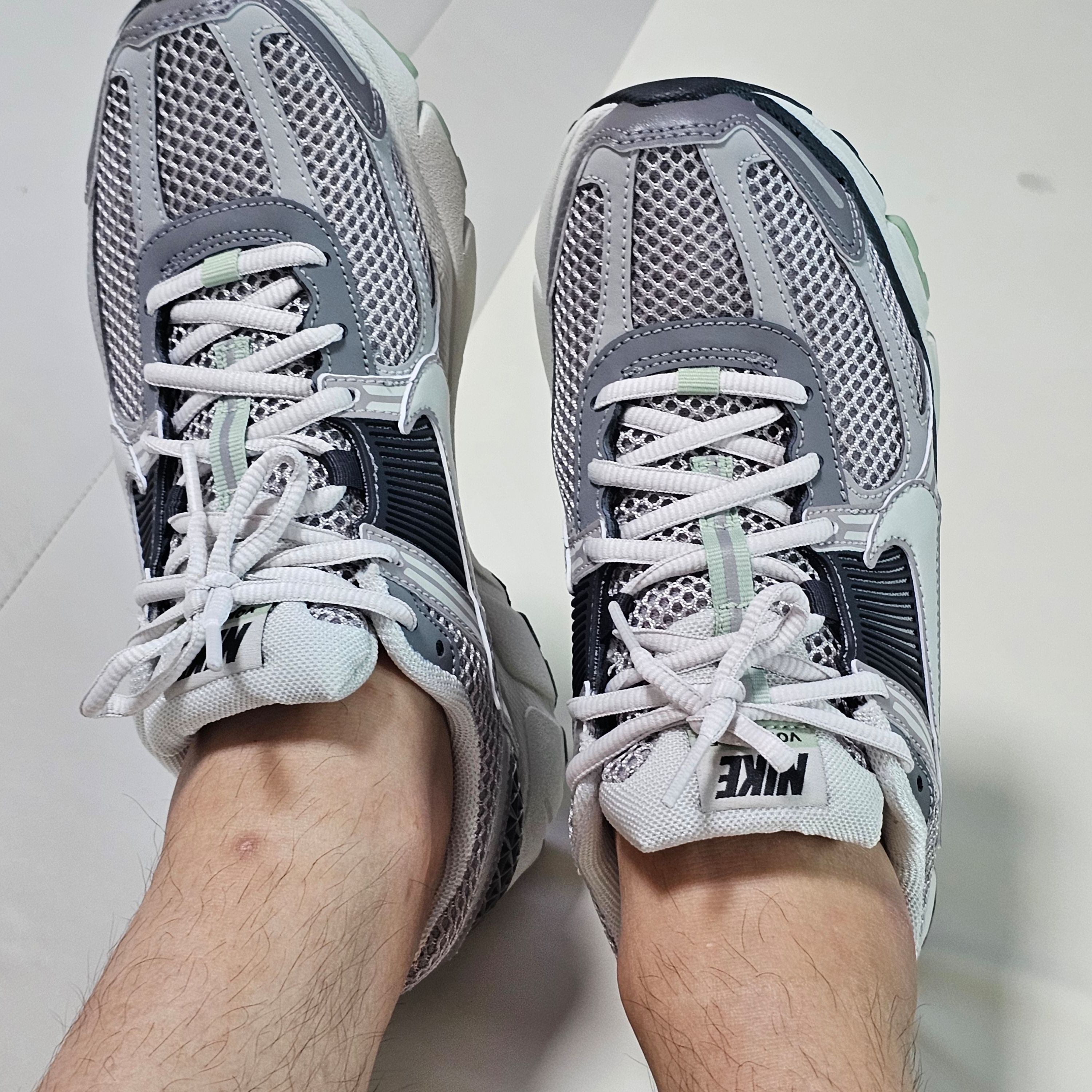 (W) Nike Zoom Vomero 5 Cobblestone and Flat Pewter 착용 스타일 - 1