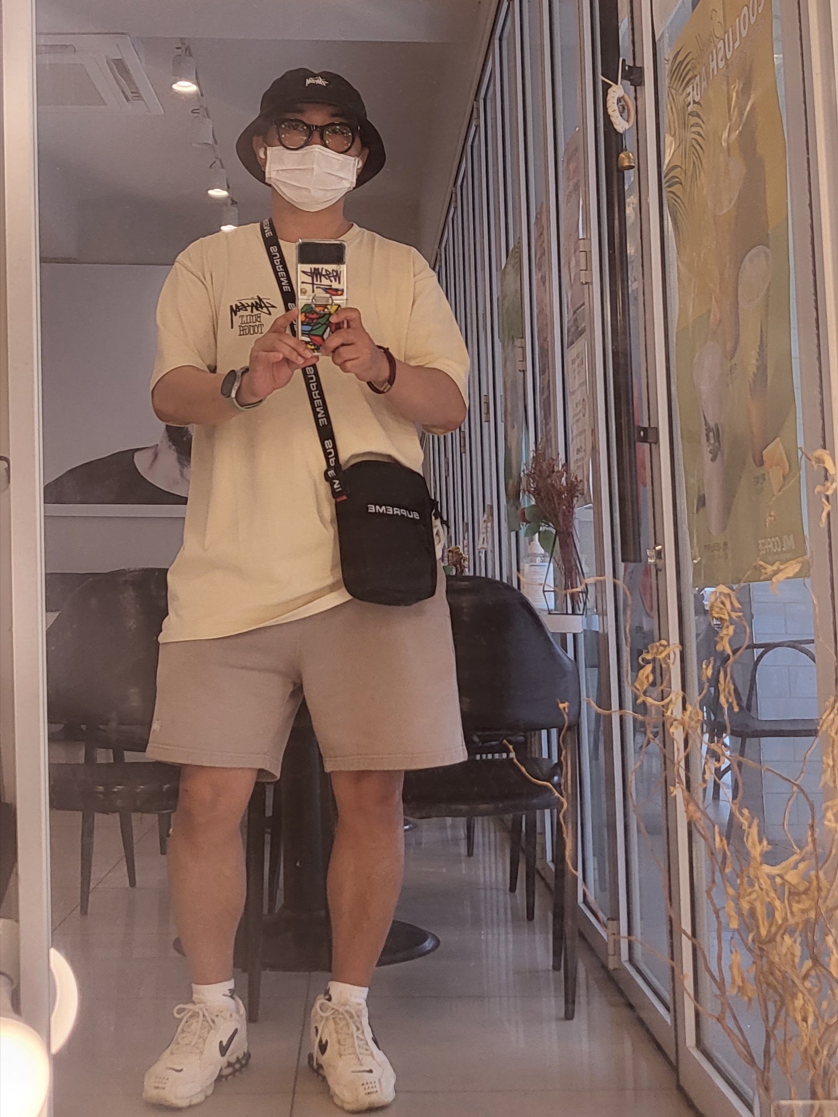 Supreme Shoulder Bag Black - 22FW, Stussy Stock Bucket Hat Black 착용 스타일