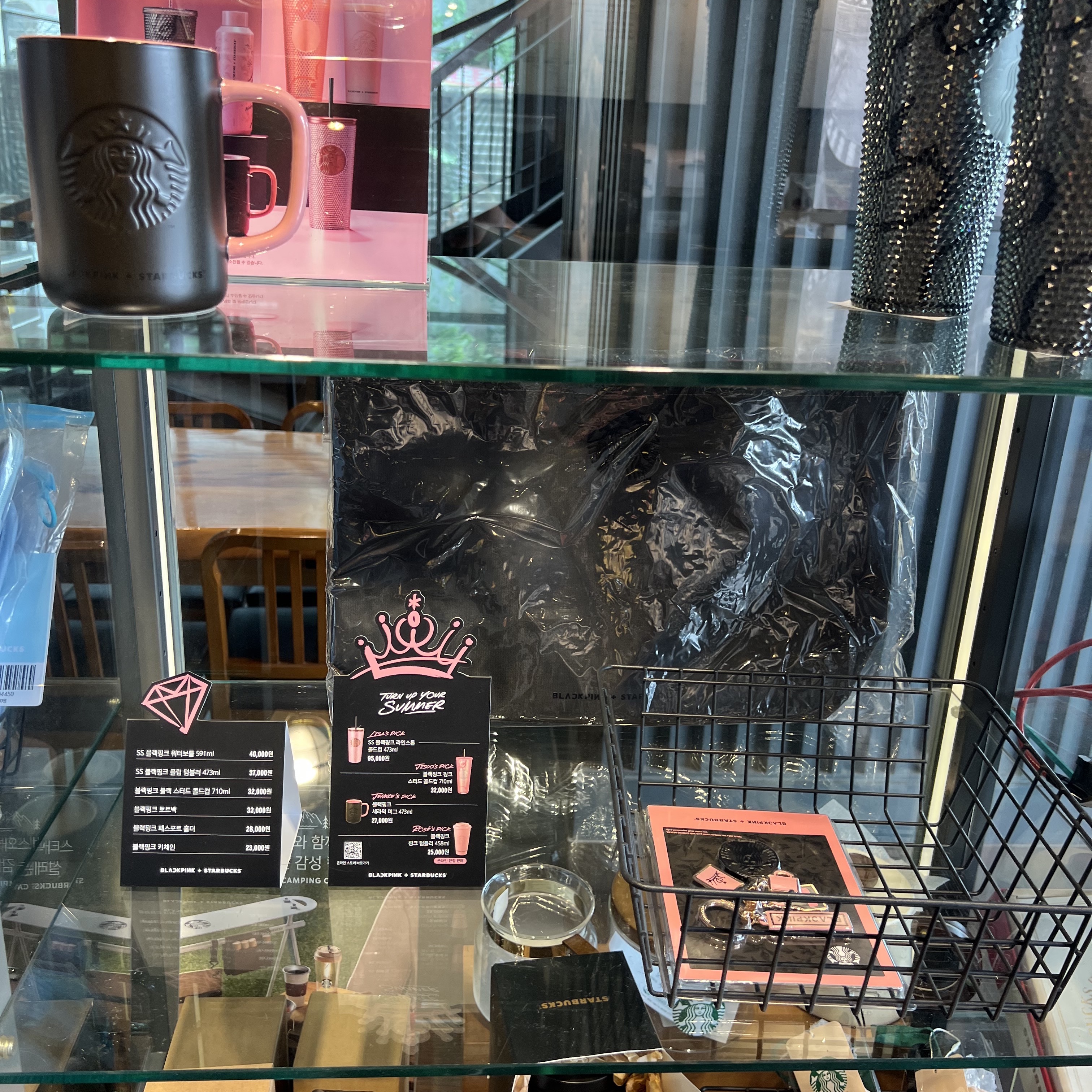 Starbucks x Blackpink Tote Bag 착용 스타일