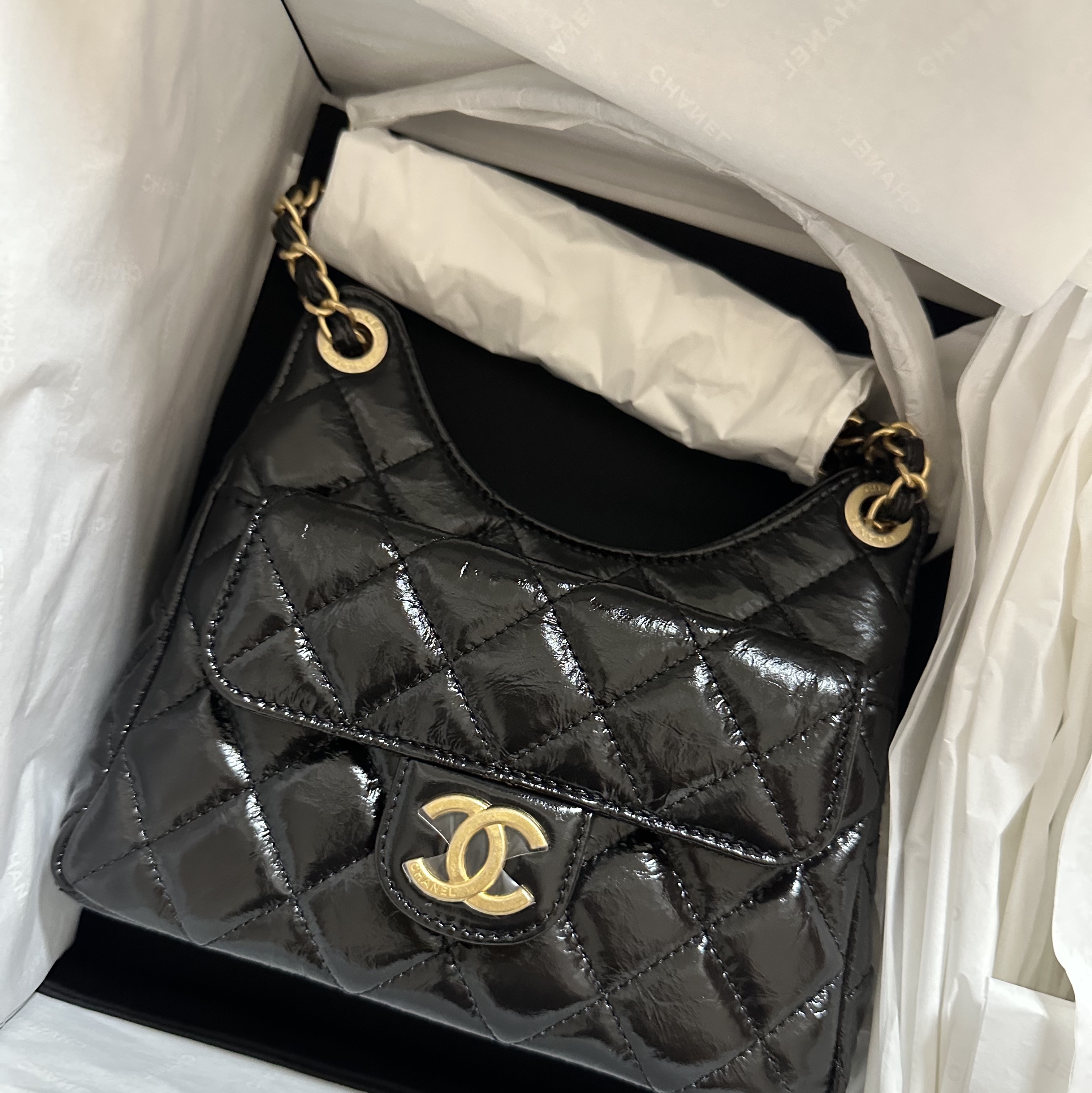 Chanel Small Hobo Bag Shiny Crumpled Calfskin & Gold Black 착용 스타일