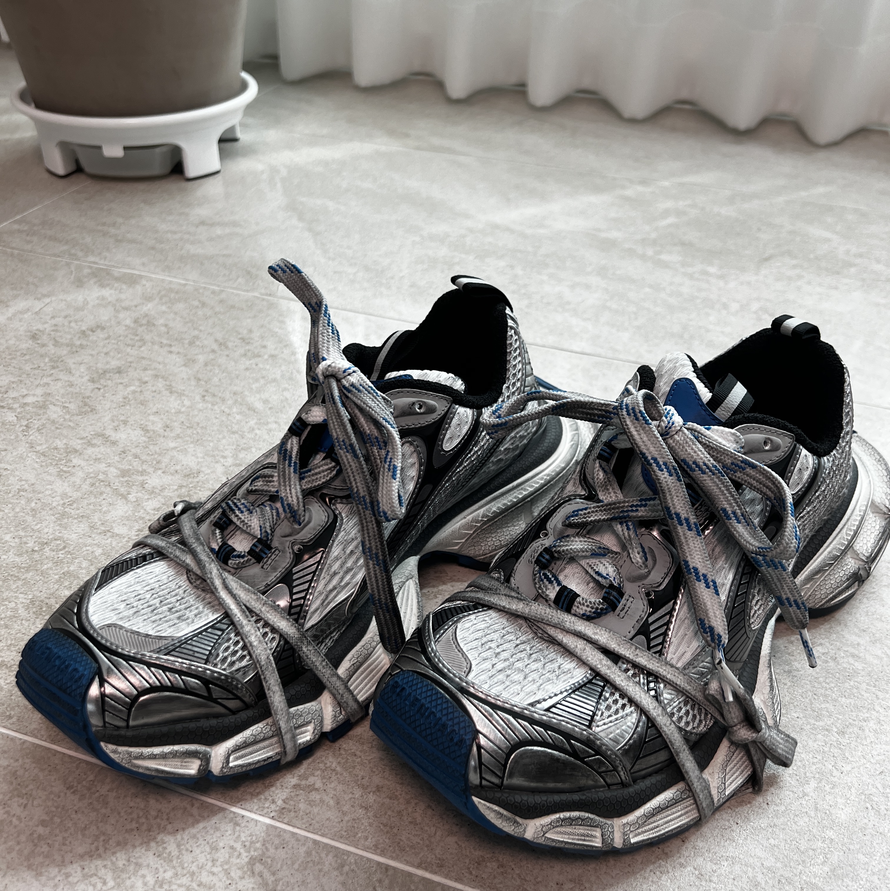 Balenciaga 3XL Sneakers Grey White Blue 착용 스타일 - 1