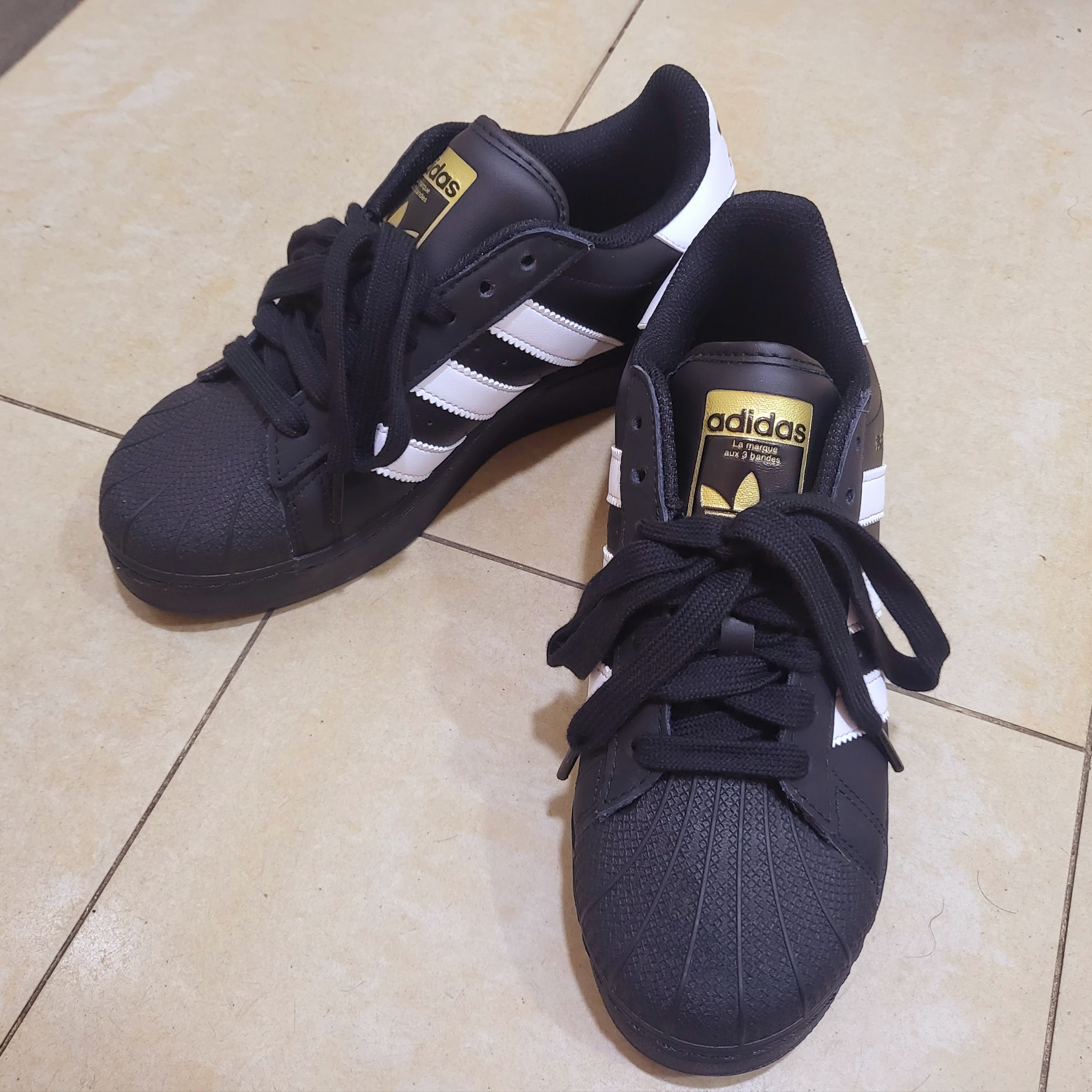 Adidas Superstar XLG Core Black White 착용 스타일 - 2