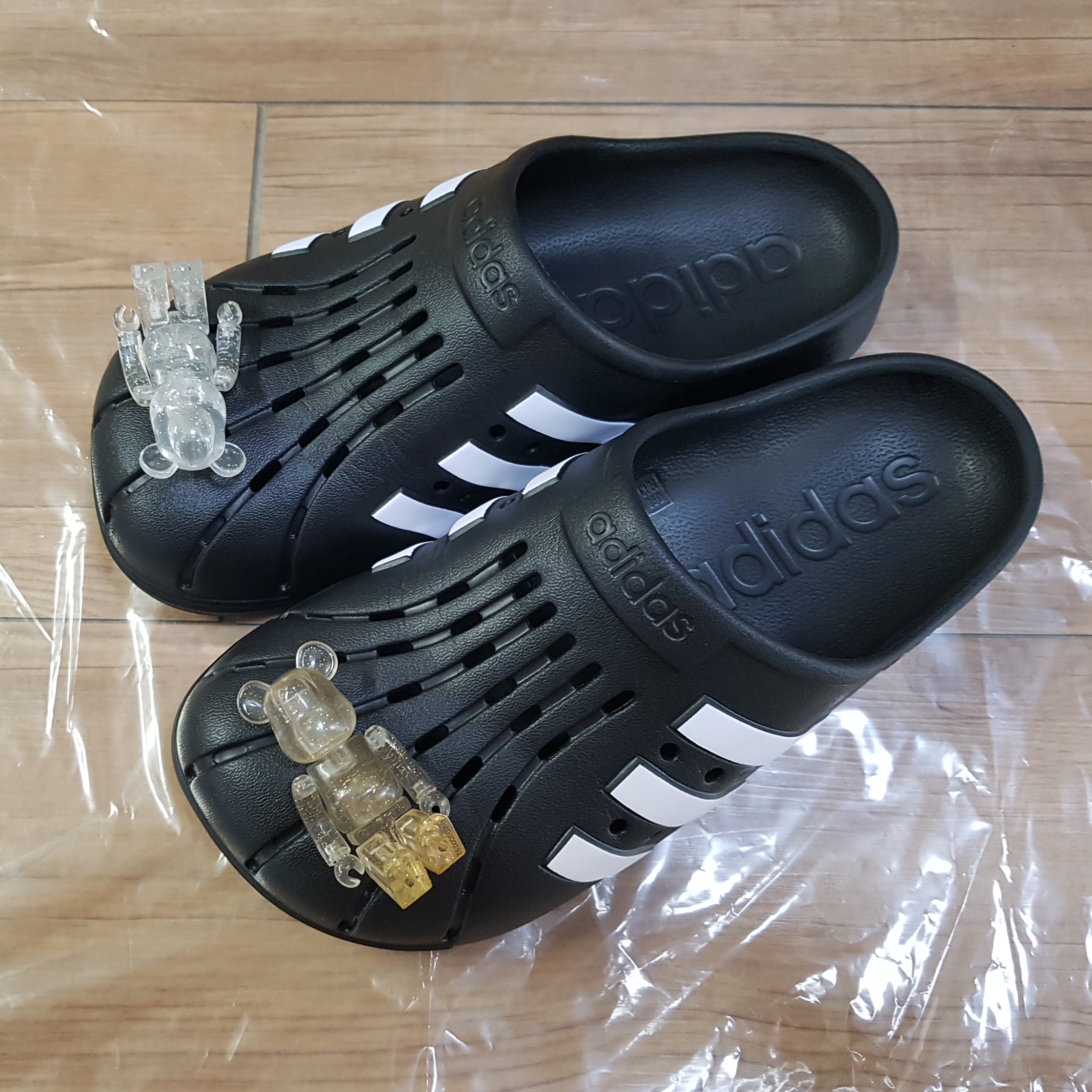 Adidas Adilette Clog Black White 착용 스타일 - 2