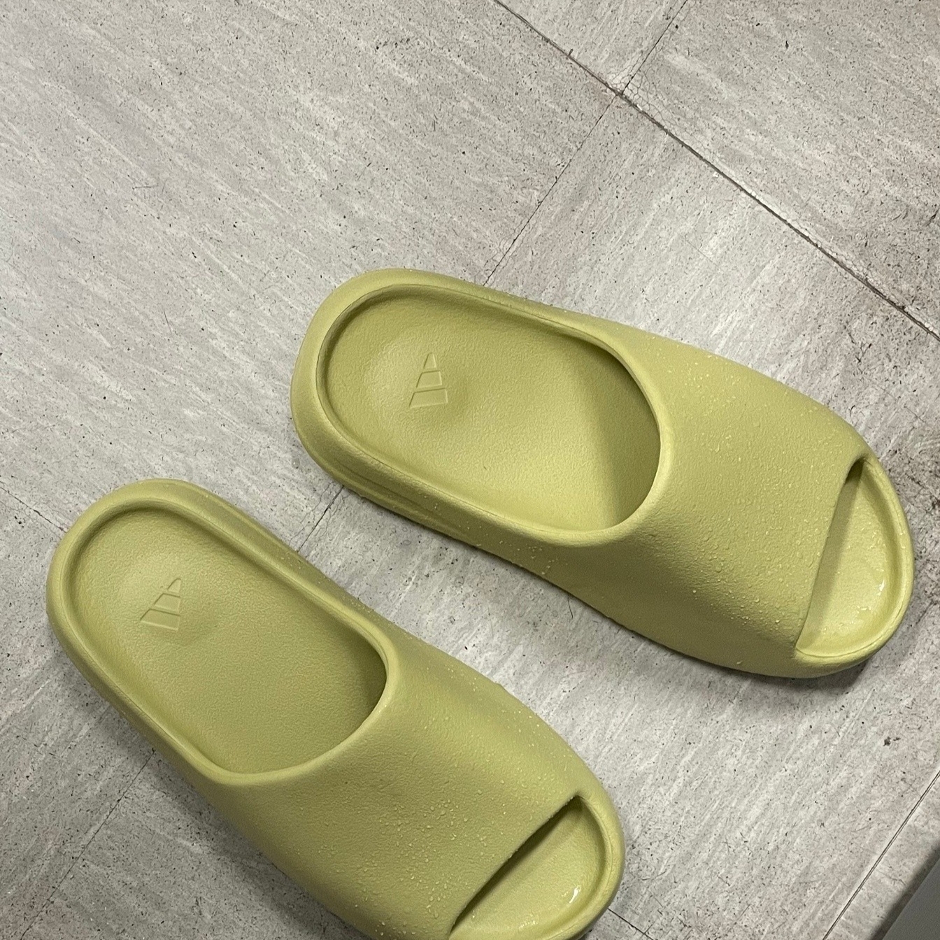 Adidas Yeezy Slide Resin 2022 착용 스타일