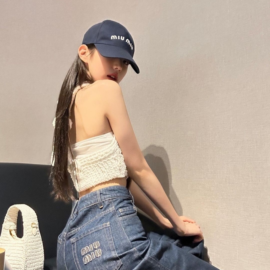 (W) Miu Miu Drill Baseball Cap Black, (W) Miu Miu Five Pocket Denim Jeans Blue 착용 스타일 - 1