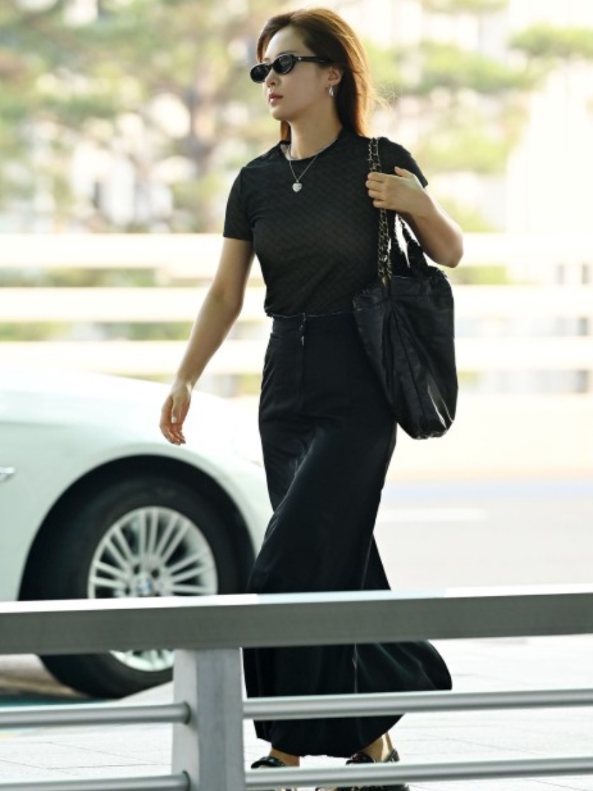 Chanel 22 Medium Handbag Shiny Calfskin & Gold Black 착용 스타일 - 2