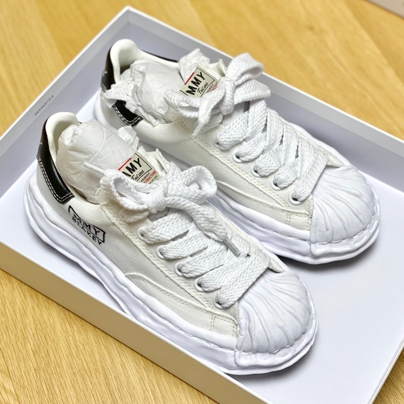 Maison Mihara Yasuhiro Blakey OG Sole Canvas Low-top Sneakers White 착용 스타일 - 1