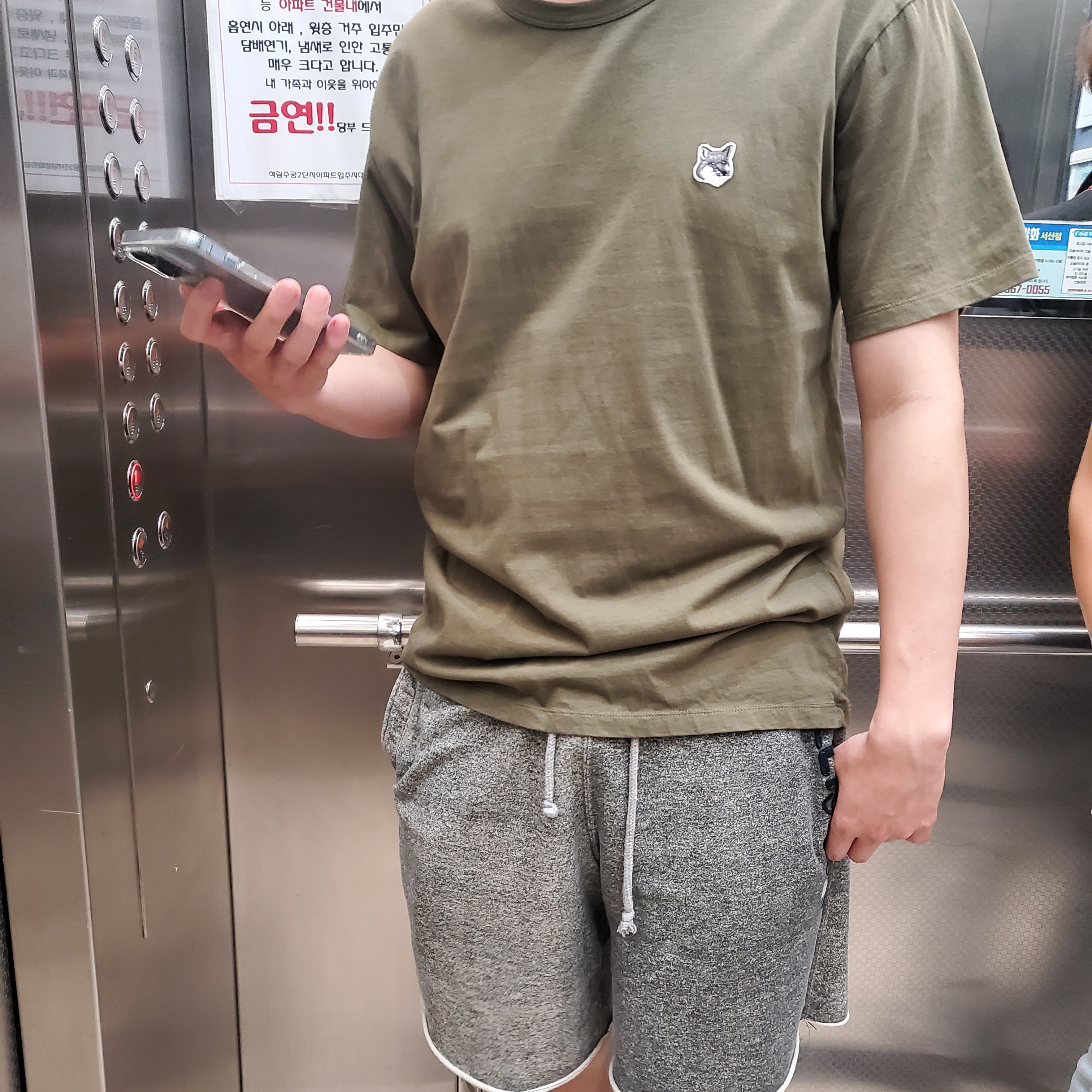 Maison Kitsune Grey Fox Head Patch Classic T-Shirt Khaki Grey 착용 스타일 - 1