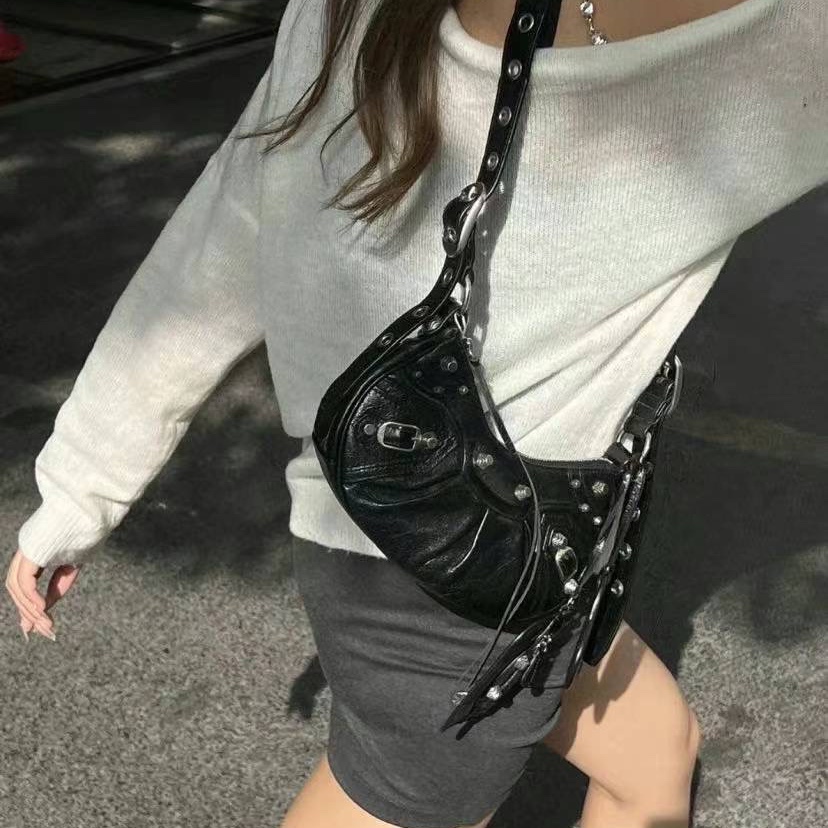 Balenciaga Arena Lambskin Le Cagole XS Shoulder Bag Black 착용 스타일