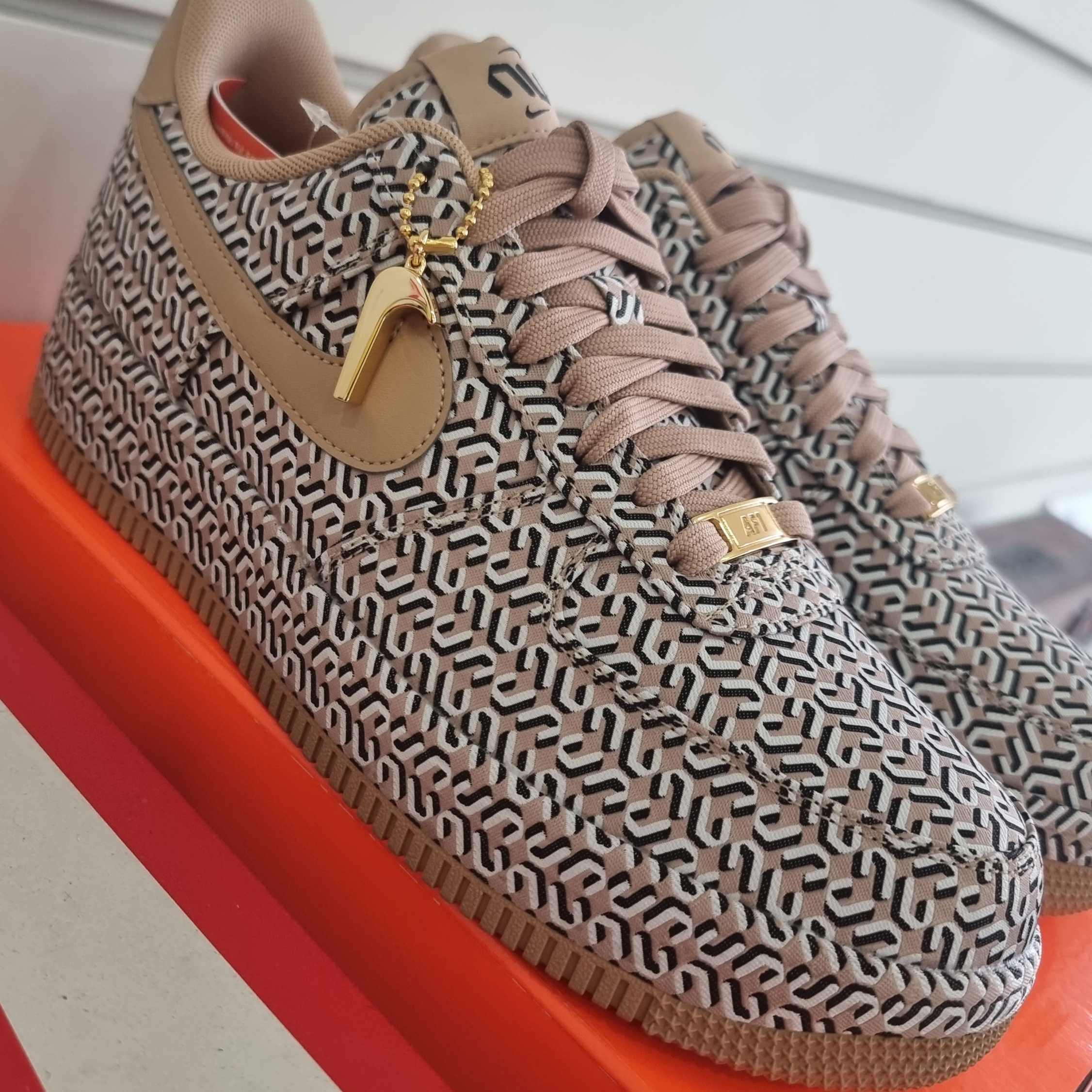 (W) Nike Air Force 1 LX United in Victory Hemp 착용 스타일 - 1
