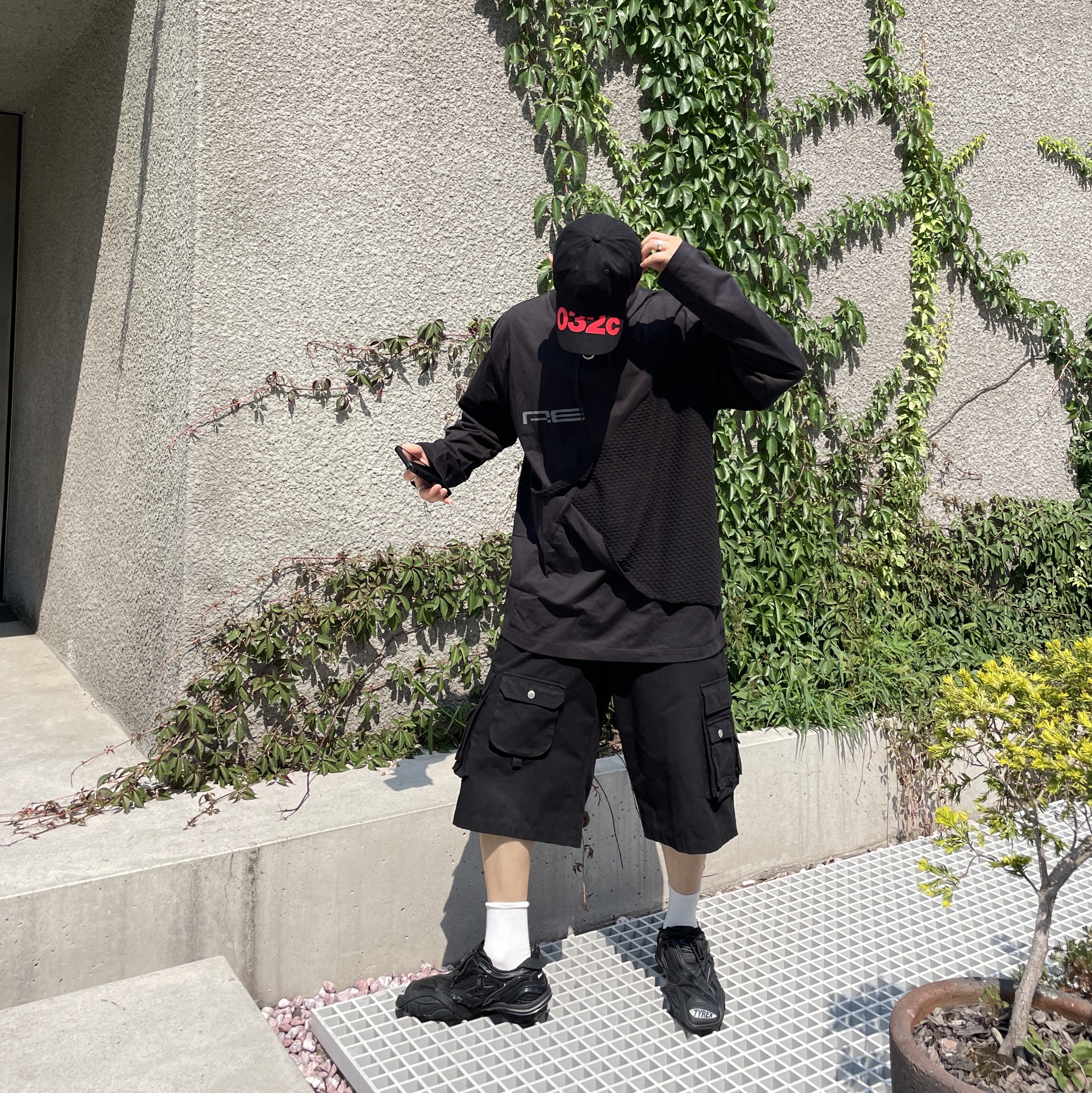 Balenciaga Tyrex Sneakers Black, MM6 Maison Margiela x Eastpak Dripping Pak'r Backpack Black 착용 스타일 - 4