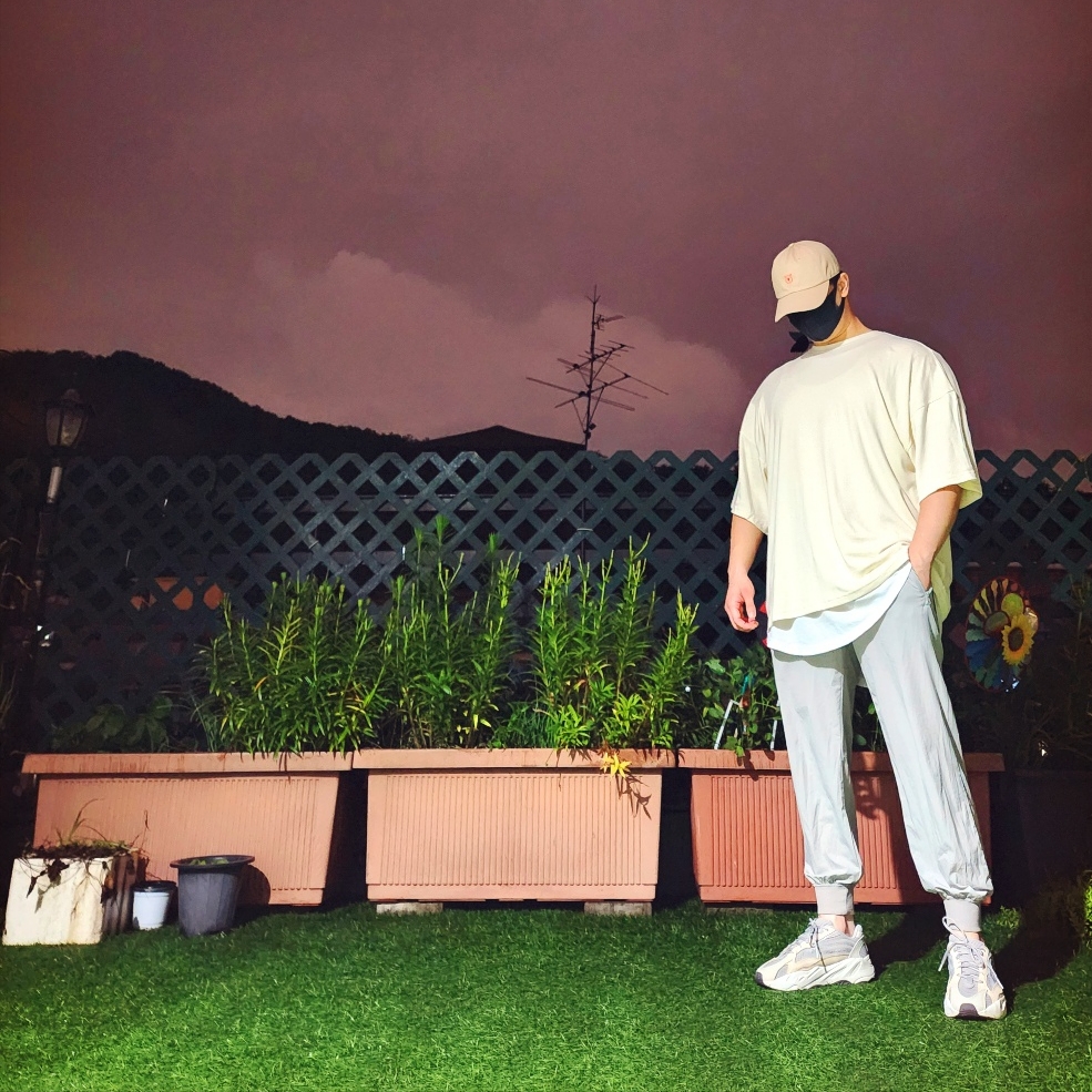 Adidas Yeezy Boost 700 V2 Cream 착용 스타일 - 1