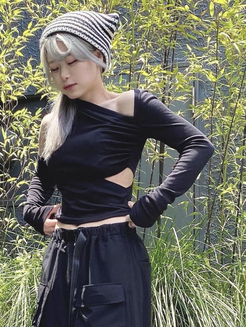 (W) Mischief Cowl Neck Shirring Top Black, (W) Mischief Cowl Neck Shirring Top Grey 착용 스타일