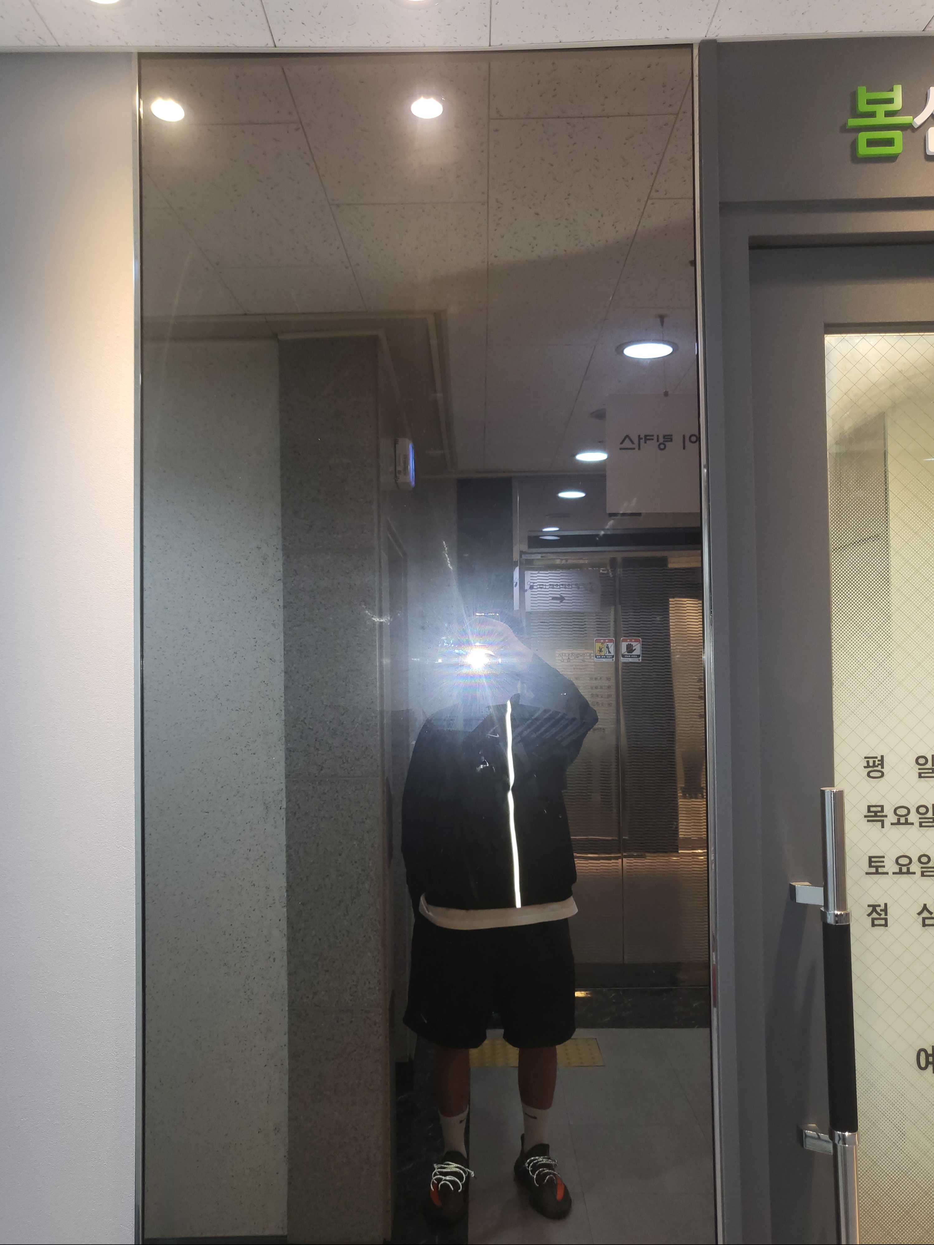 (W) Nike x Drake Nocta NRG LR L/S Crew Black (DV3631-010), Adidas Yeezy Boost 350 V2 Carbon Beluga 착용 스타일 - 2