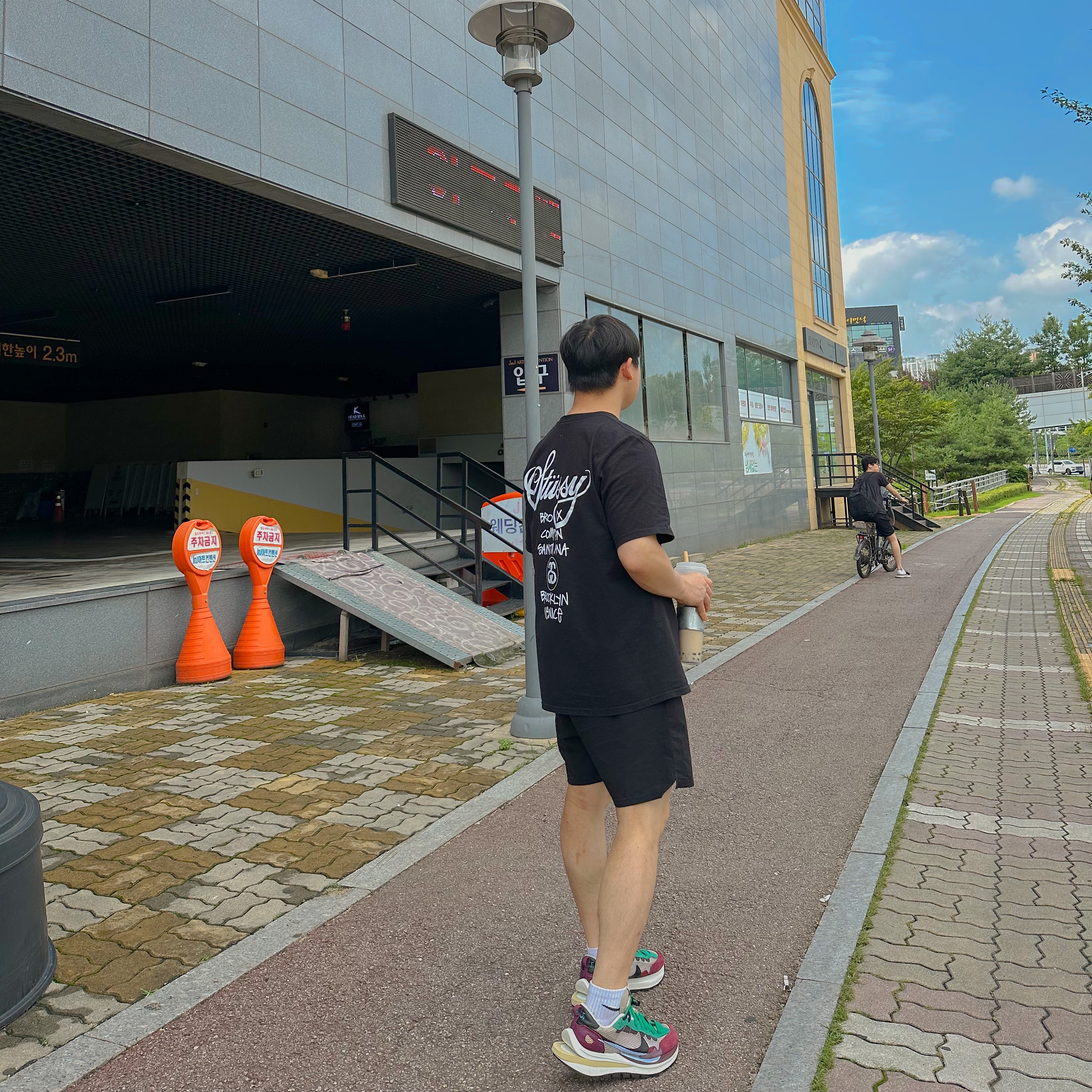 Nike x Sacai VaporWaffle String & Black Villain Red, Stussy World Tour T-Shirt Black 착용 스타일