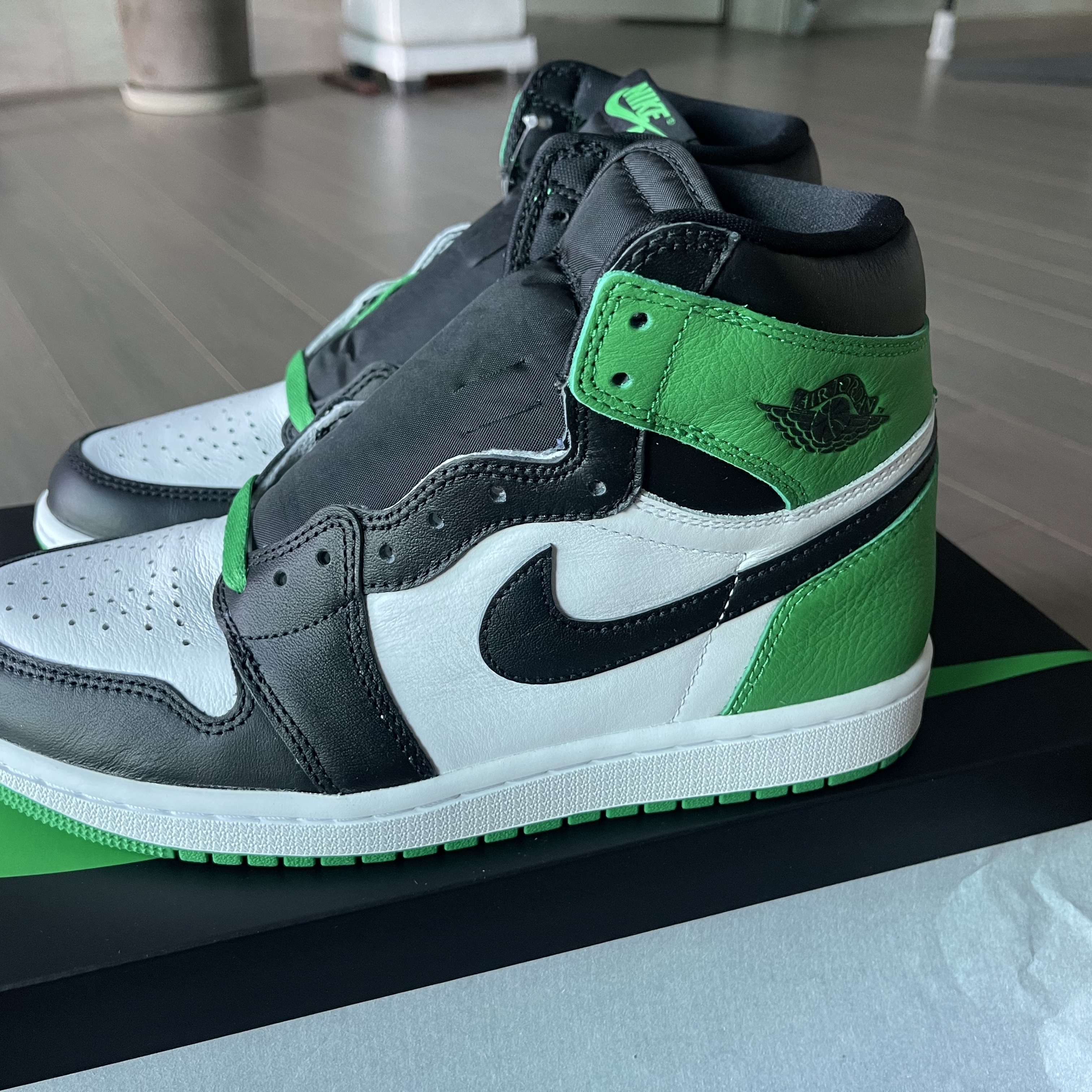 Jordan 1 Retro High OG Black and Lucky Green 착용 스타일