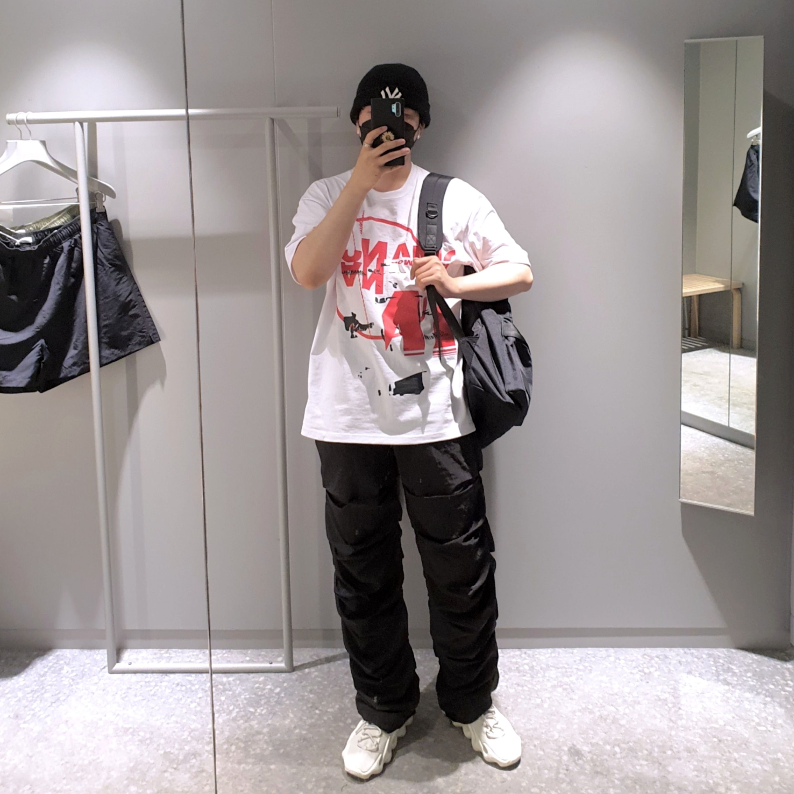 Adidas Yeezy 450 Cloud White 착용 스타일