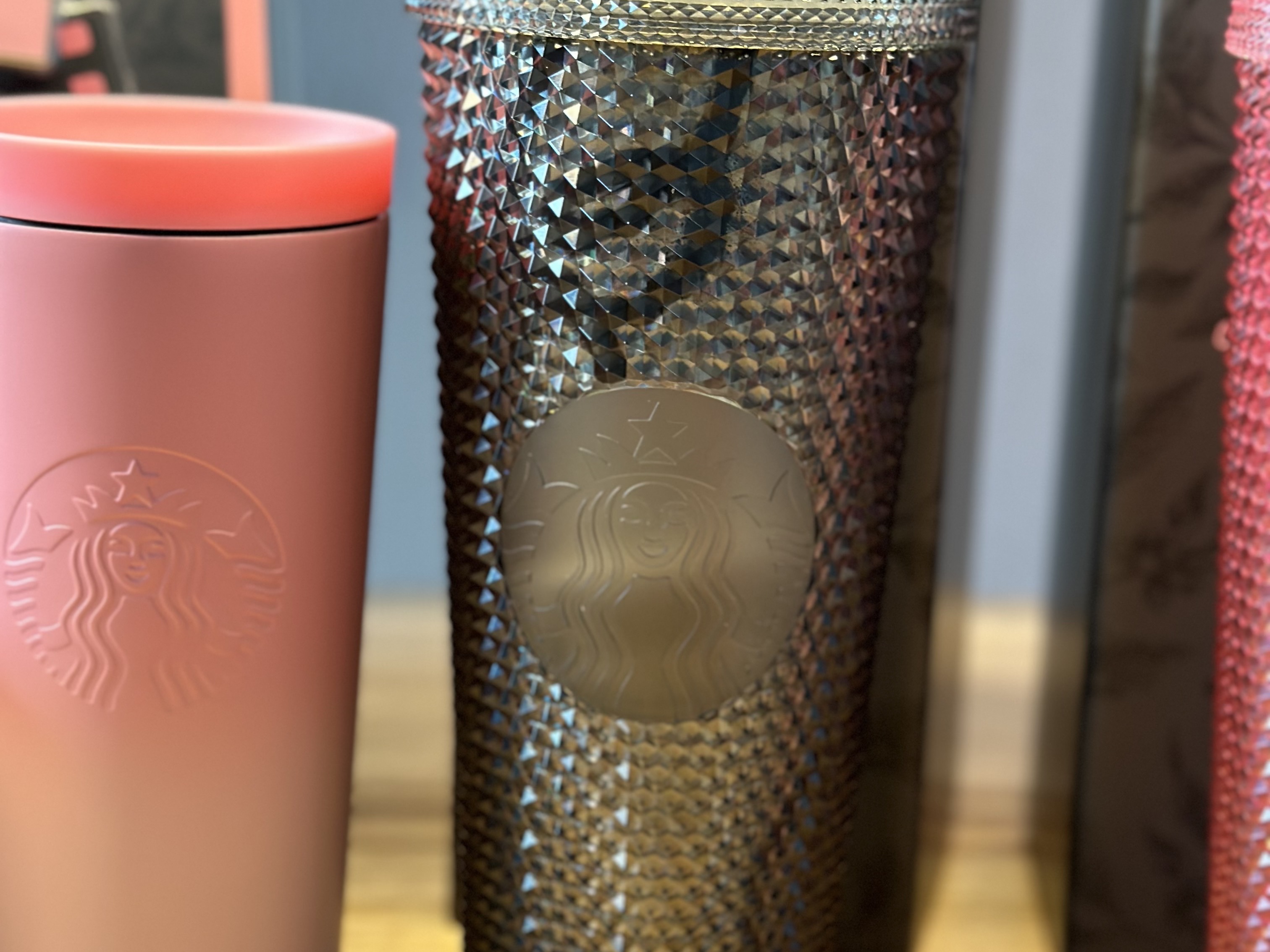 Starbucks x Blackpink SS Linestone Cold Cup 473ml, Starbucks x Blackpink Ceramic Mug 473ml 착용 스타일 - 4