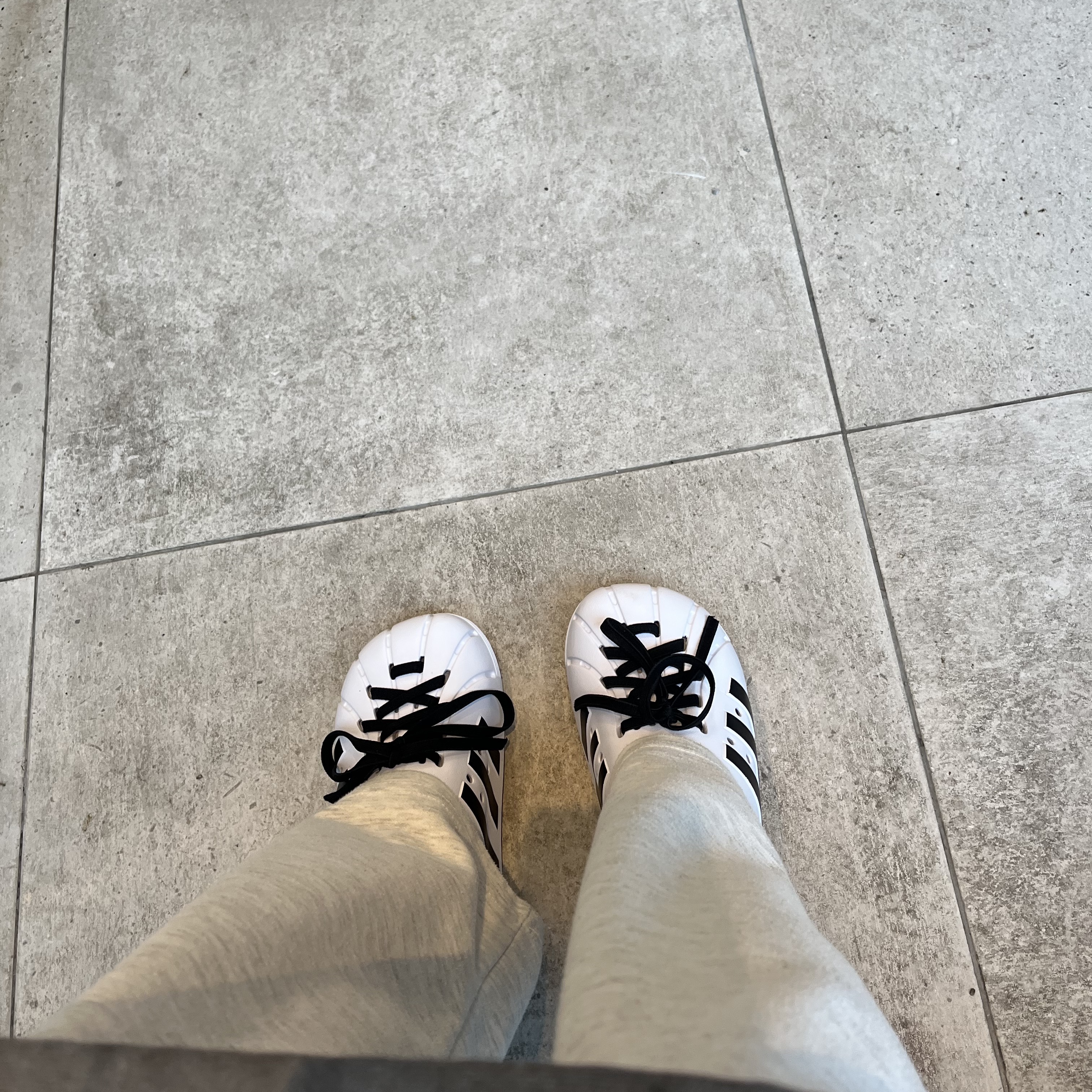 Adidas Adilette Clog White Black 착용 스타일 - 2