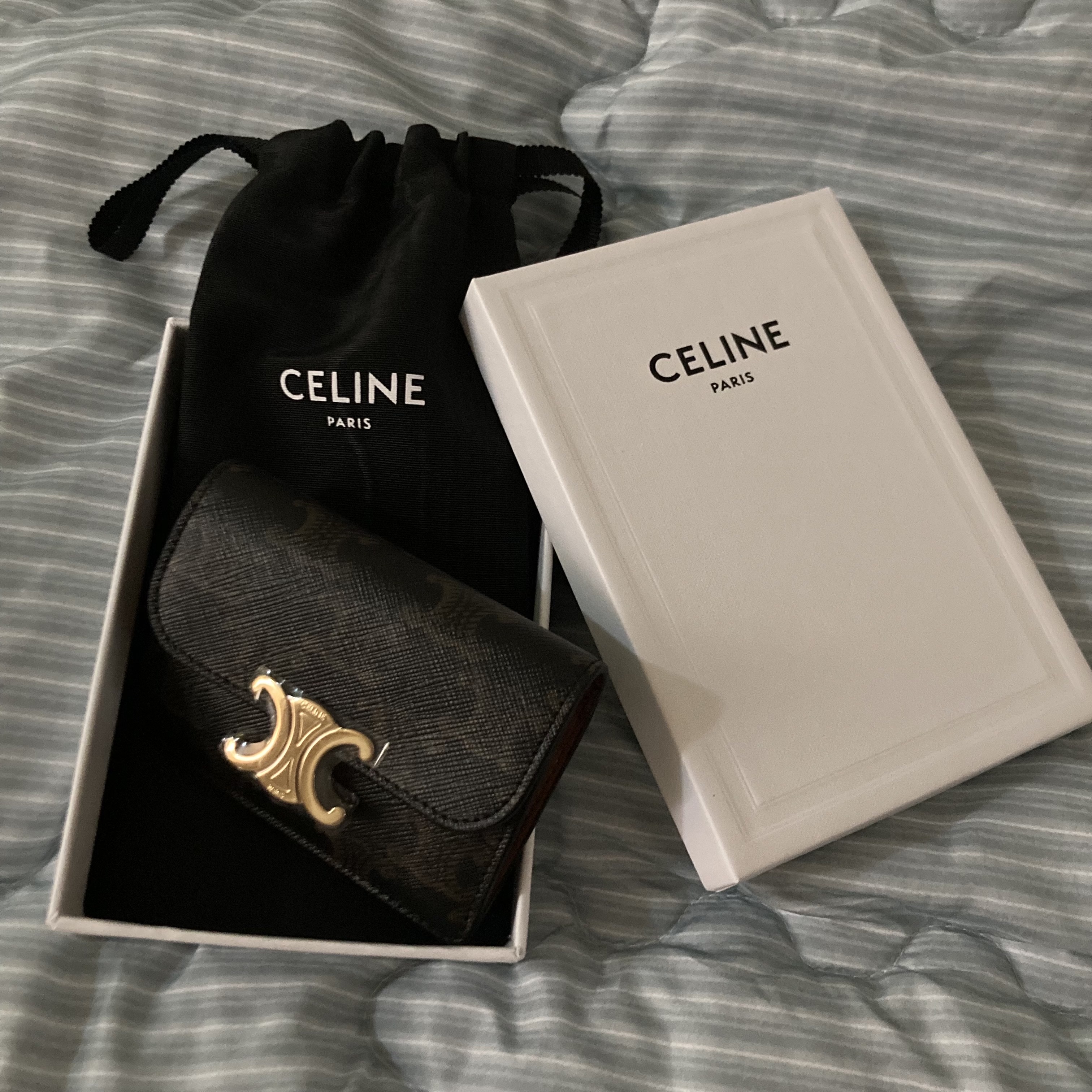 Celine Card Holder with Flap in Triomphe Canvas Tan 착용 스타일