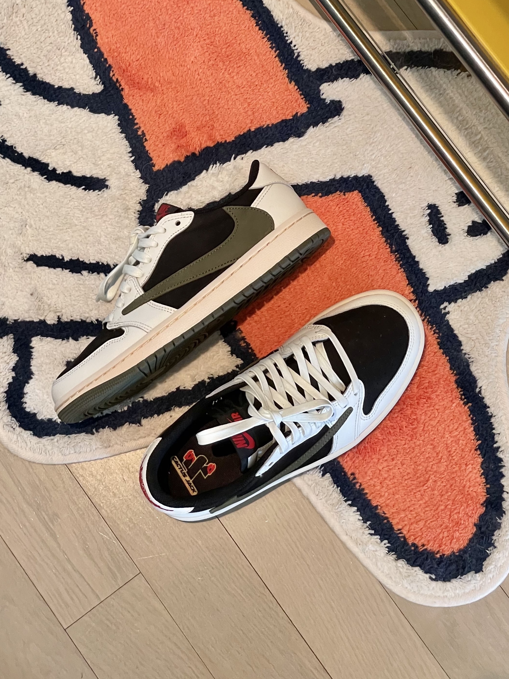 (W) Jordan 1 x Travis Scott Retro Low OG SP Medium Olive, Lego Central Perk 착용 스타일 - 2