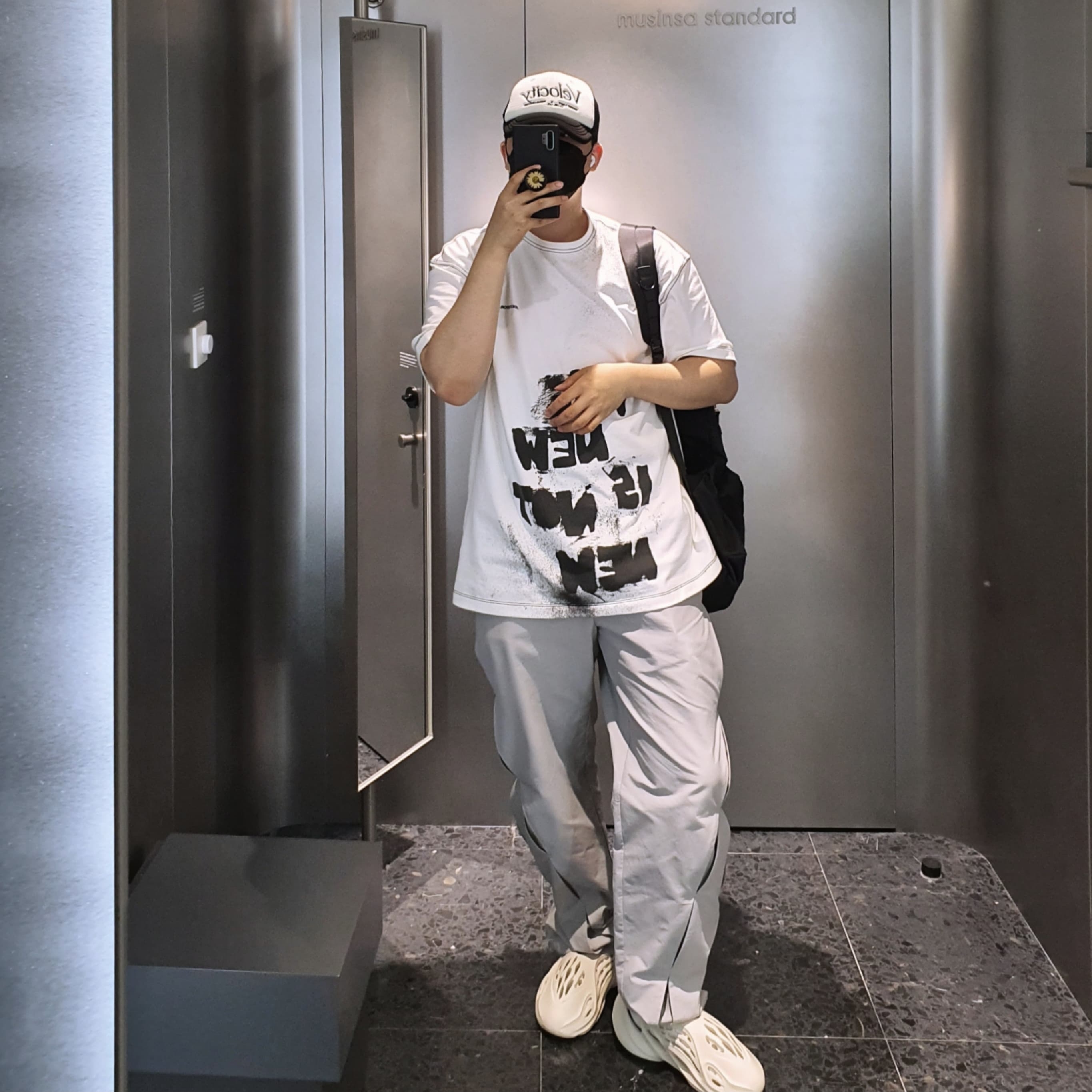Adidas Yeezy Foam RNNR Ararat 착용 스타일