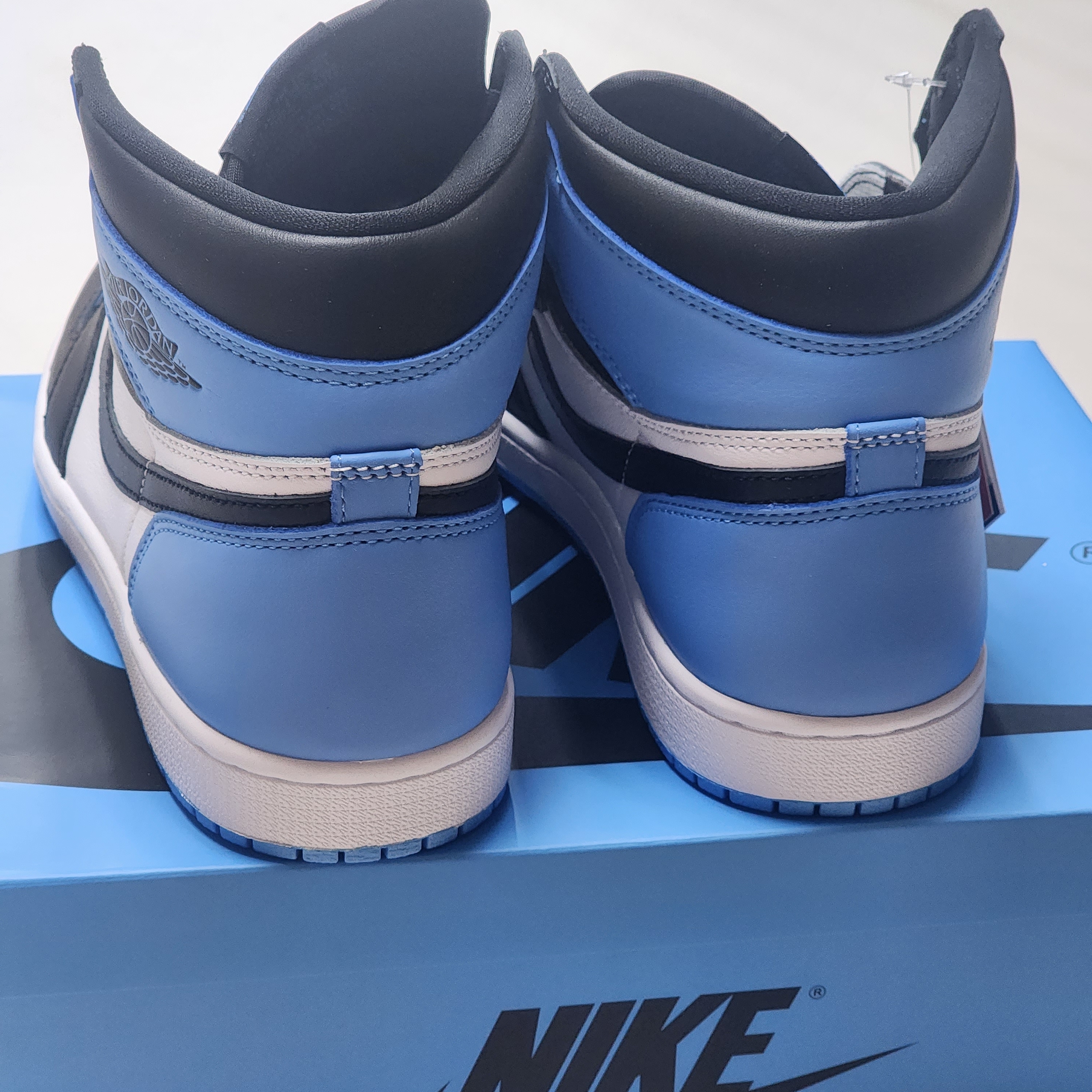 Jordan 1 Retro High OG University Blue 착용 스타일 - 3