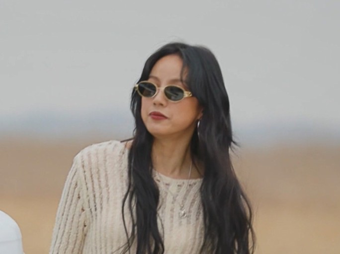 (W) Celine Triomphe Metal 01 Sunglasses in Metal Gold Green 착용 스타일