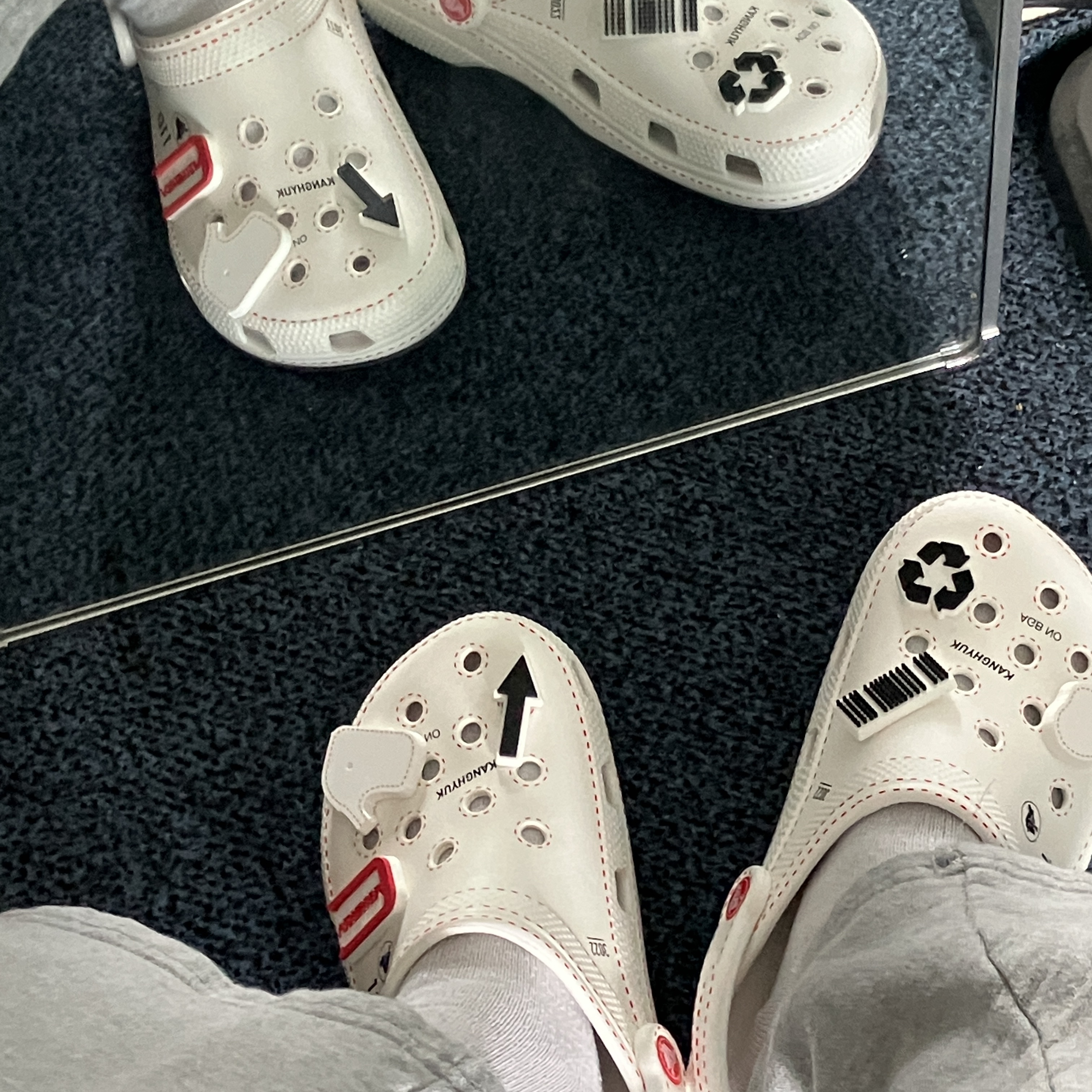 Crocs x Kanghyuk Classic Clog White 착용 스타일 - 2