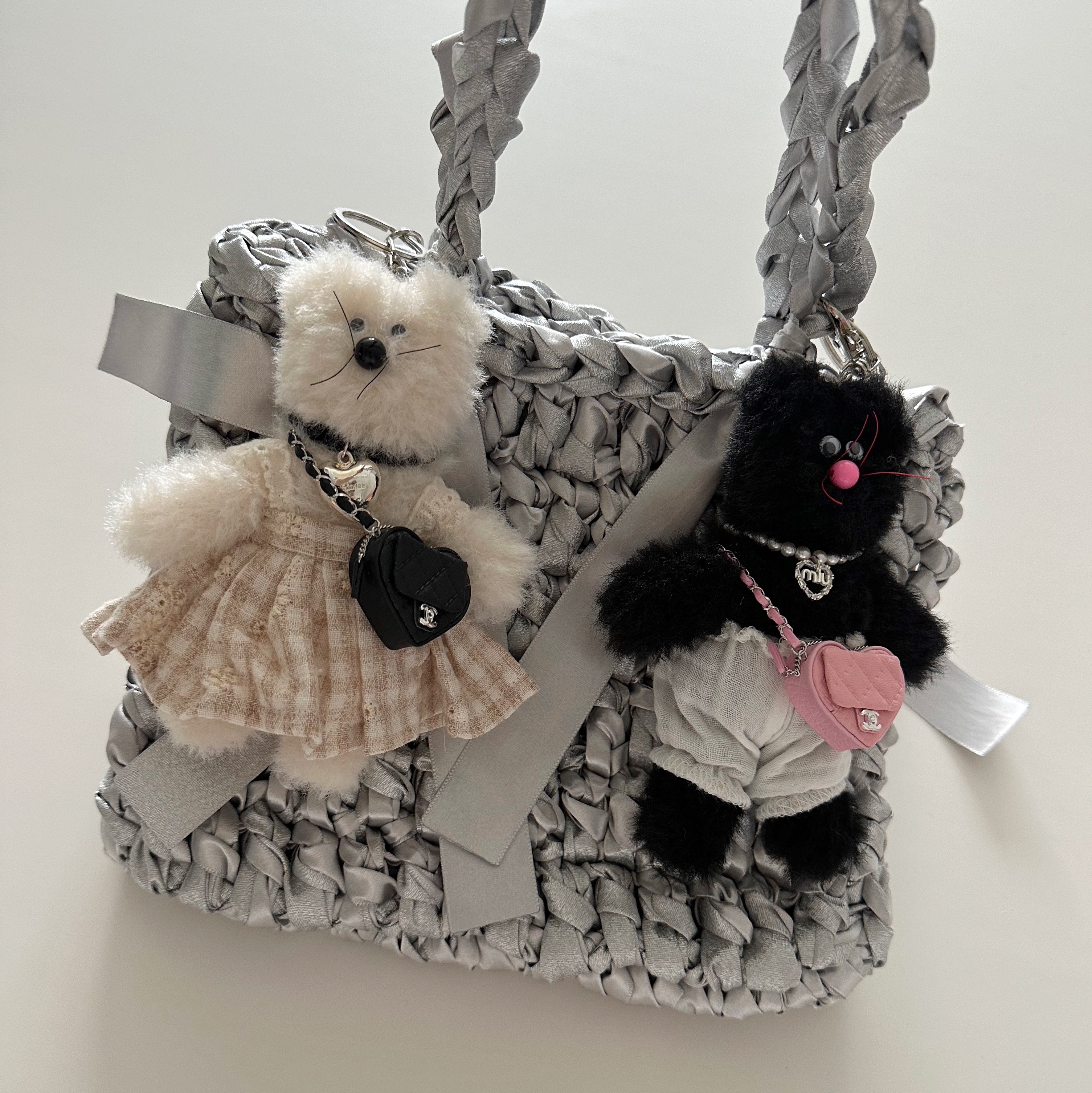 Monamhee Beulpingi Keyring with White Pants Black, Chanel Heart Clutch with Chain Lambskin & Gold Black ์ฐฉ์ฉ ์คํ์ผ