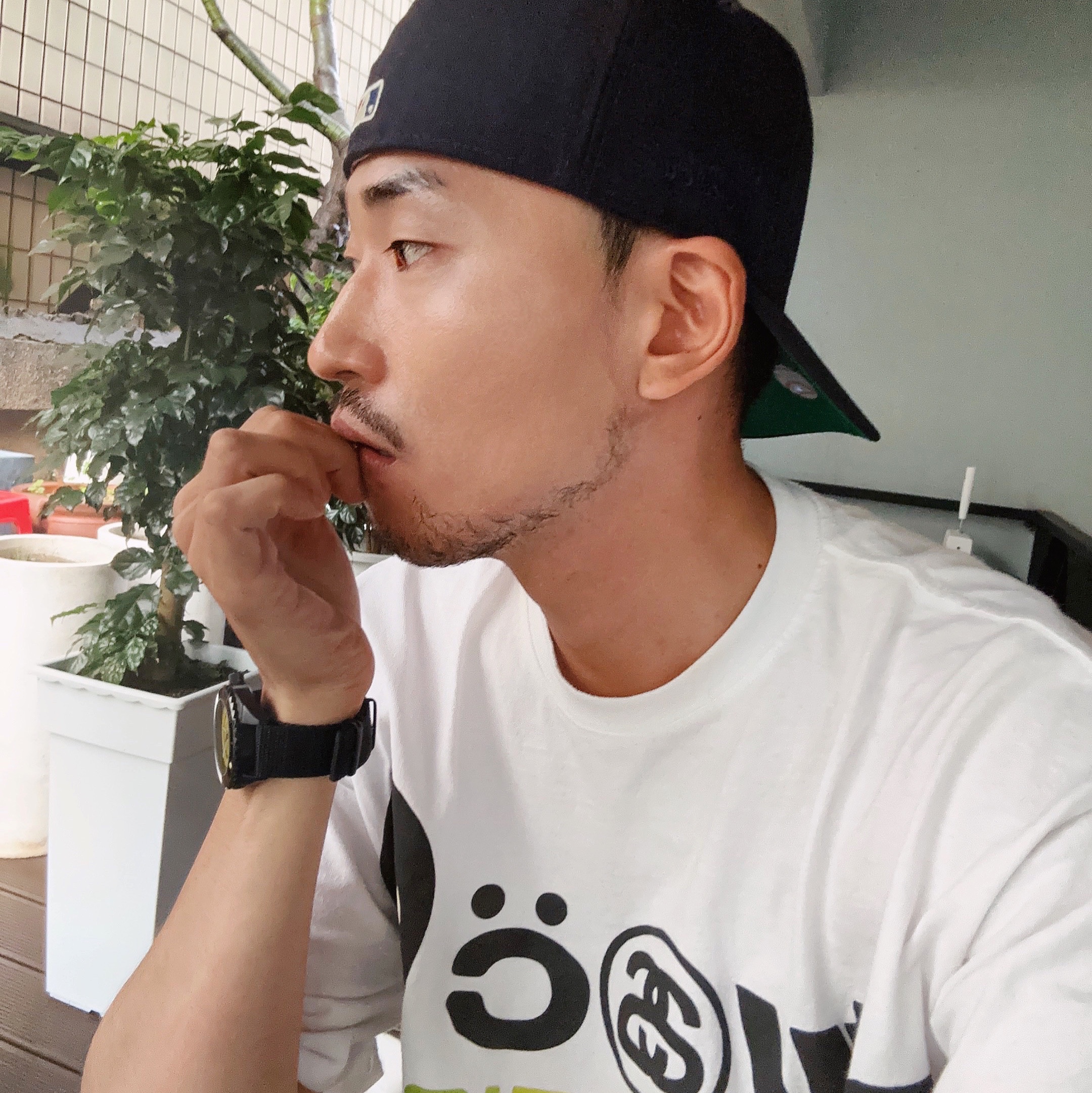 Stussy x Cactus Plant Flea Market International T-Shirt White, Essentials x New Era Sized Cap Navy 착용 스타일