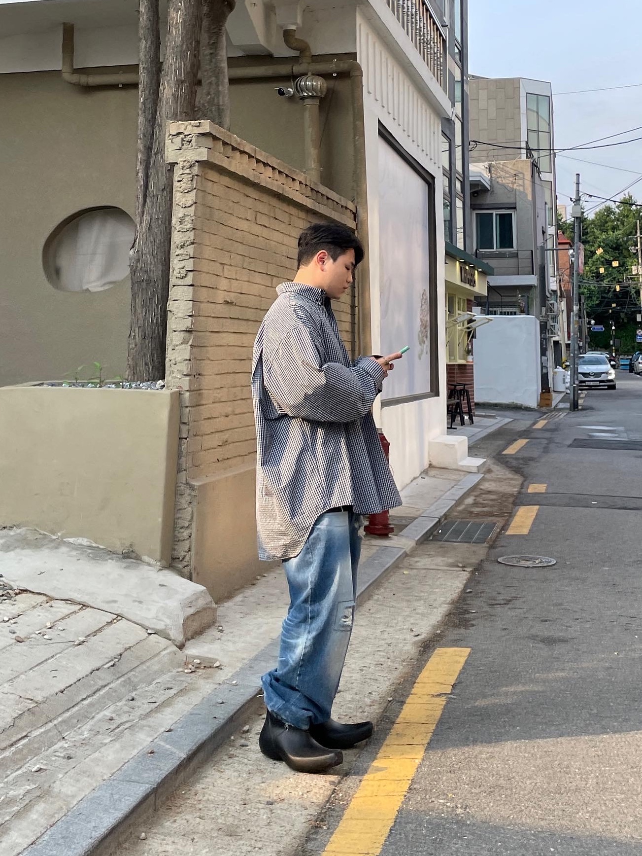 Balenciaga Micro Check Mix Poplin Sporty B Cosy Shirt Black White, Balenciaga Excavator Bootie Black 착용 스타일 - 1