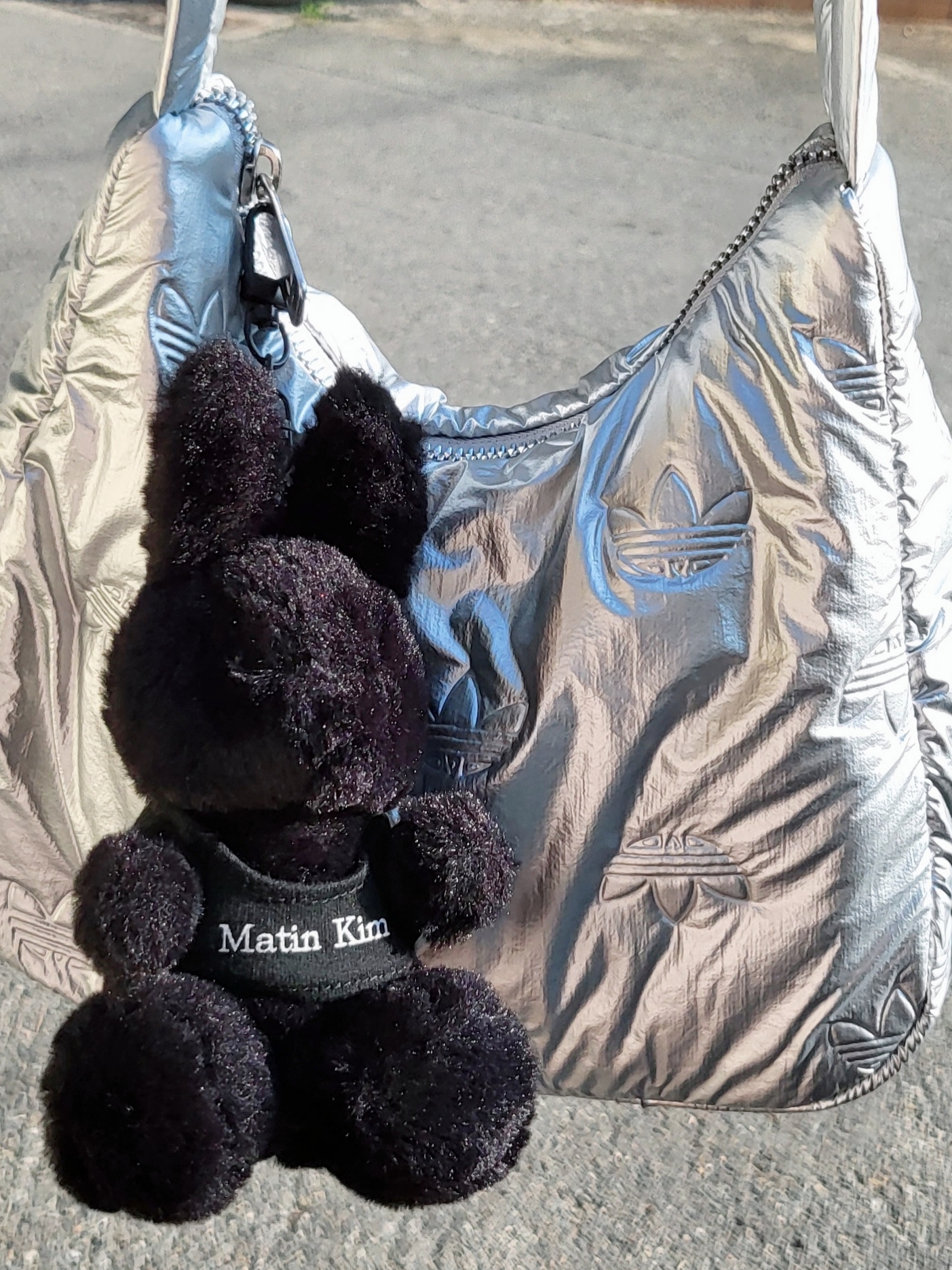 Adidas Puffy Satin Mini Shoulder Bag Silver Metallic, Matin Kim Black Bunny Toy Keyring Black 착용 스타일