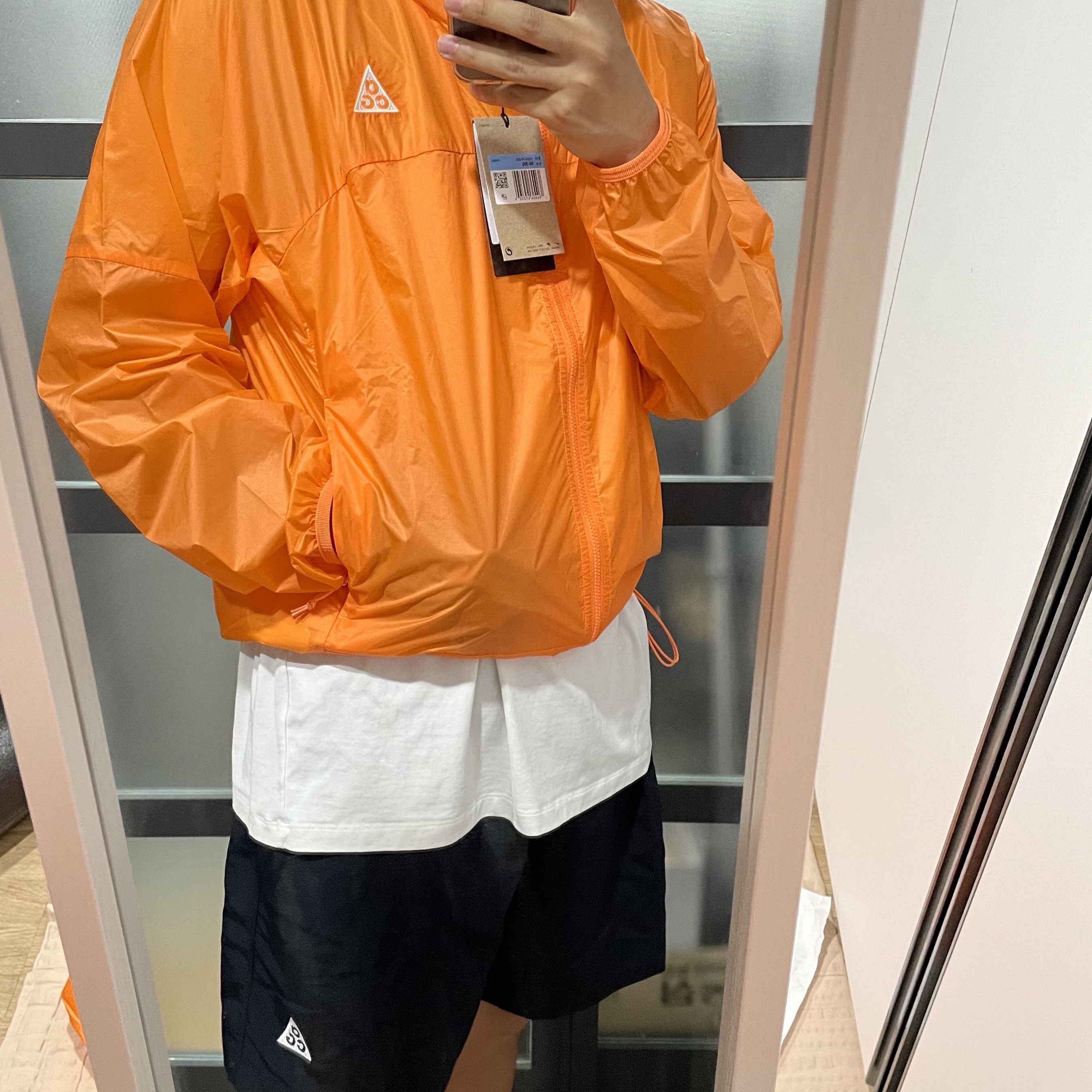 Nike ACG Windproof Cinder Cone Jacket Bright Mandarin - Asia, (W) Nike ACG Oversized Shorts Black - Asia 착용 스타일