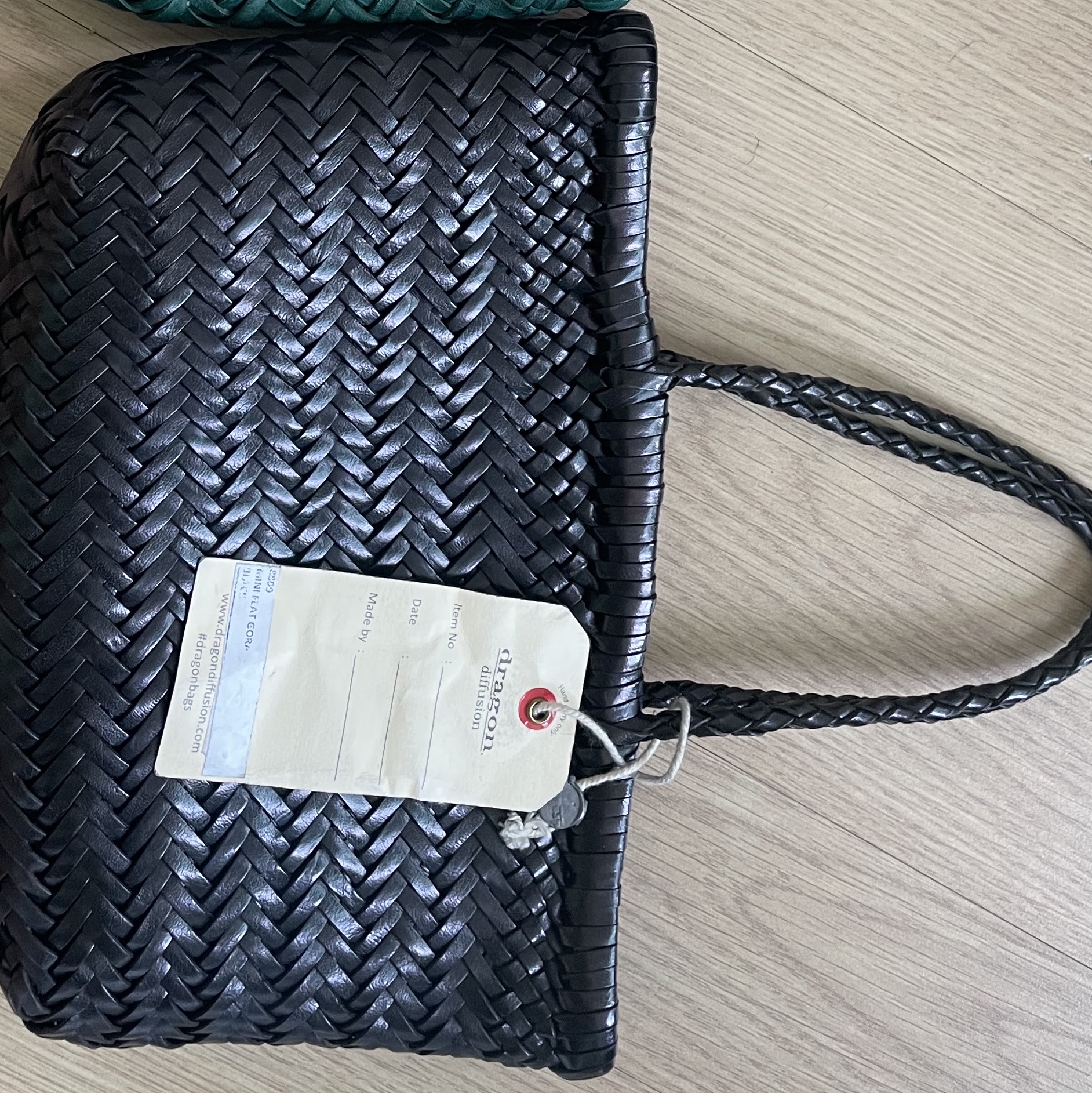Dragon Diffusion Mini Flat Gora Black 착용 스타일