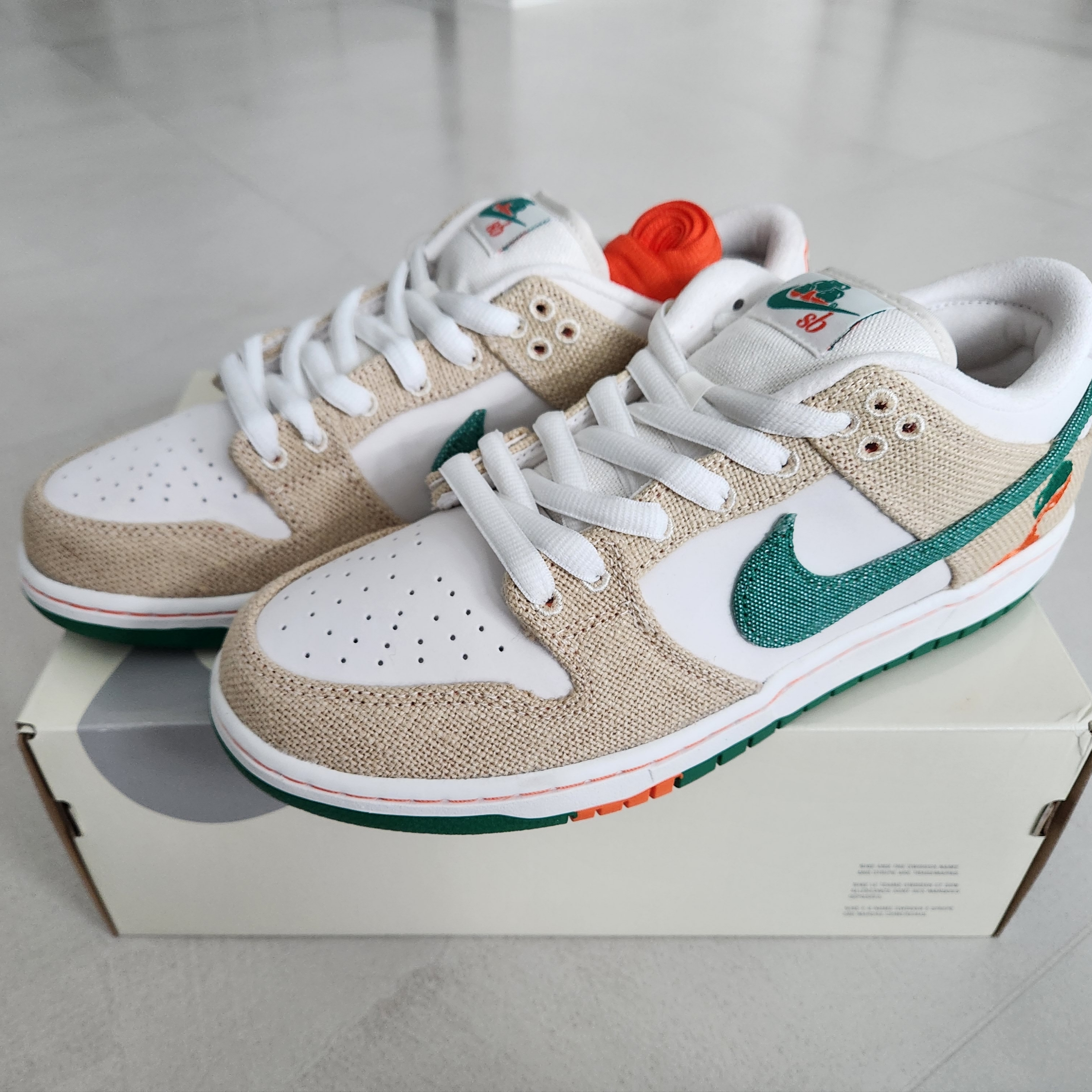 Nike x Jarritos SB Dunk Low Phantom and Malachite 착용 스타일