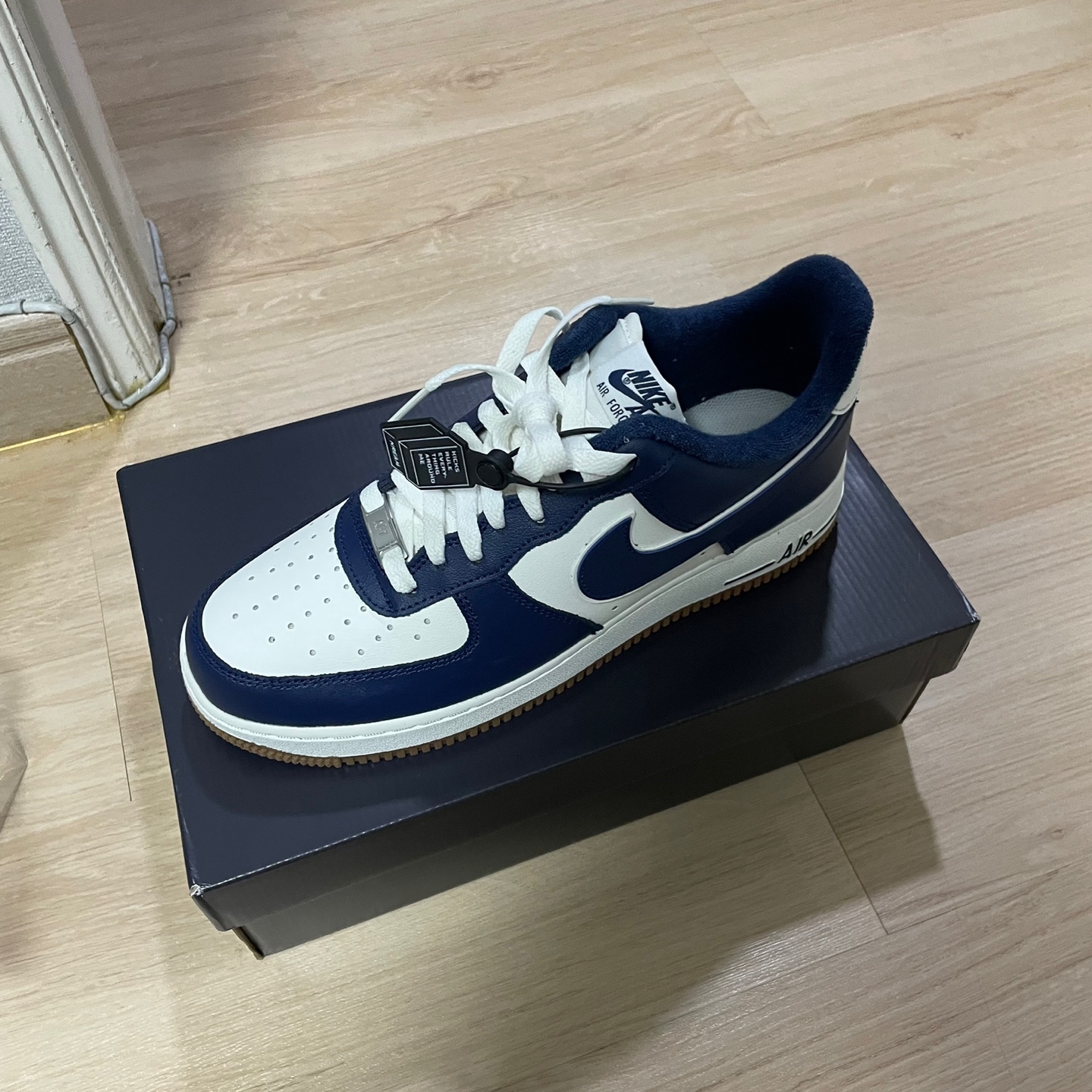 Nike Air Force 1 '07 LV8 Midnight Navy 착용 스타일