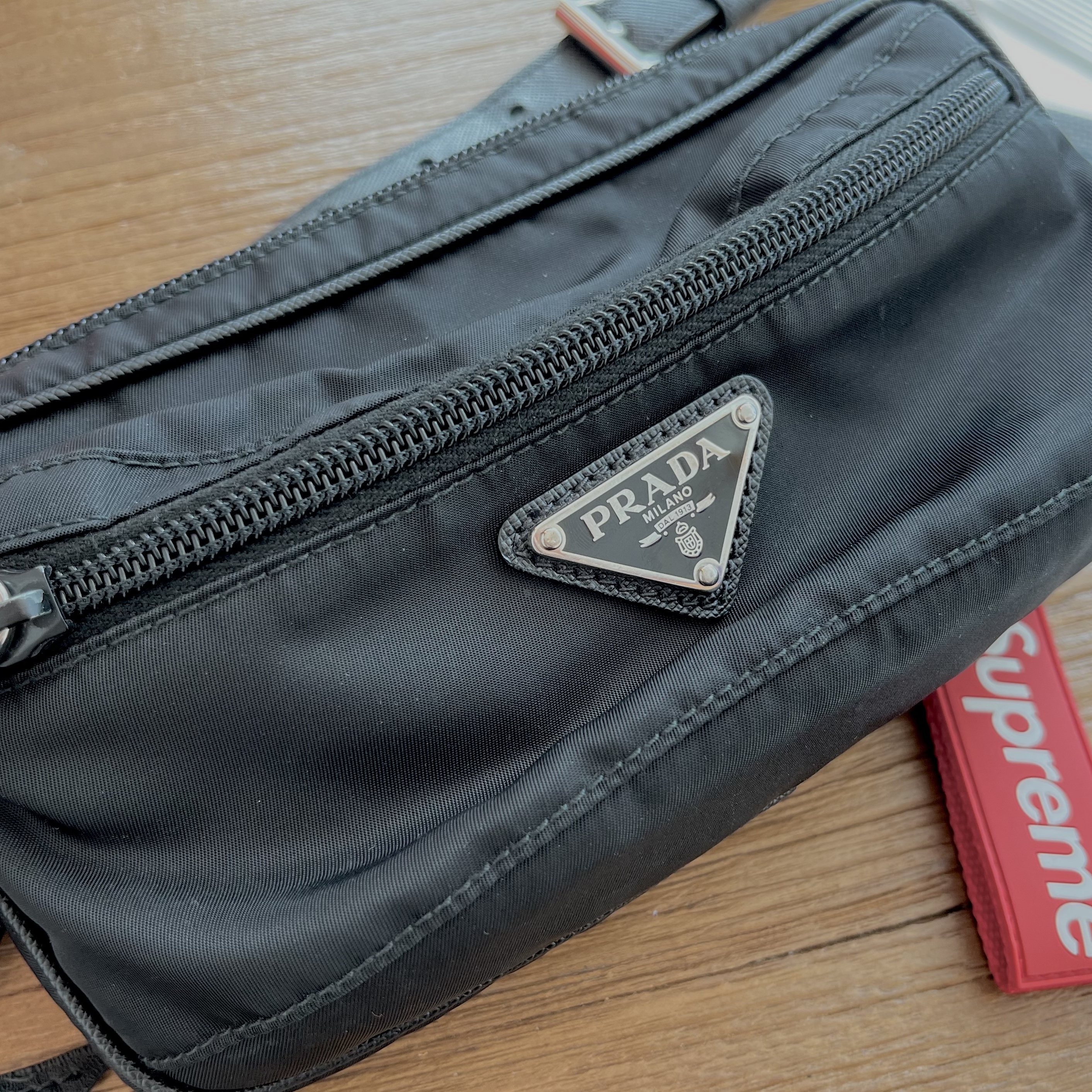 Supreme Webbing Keychain Red - 23SS 착용 스타일