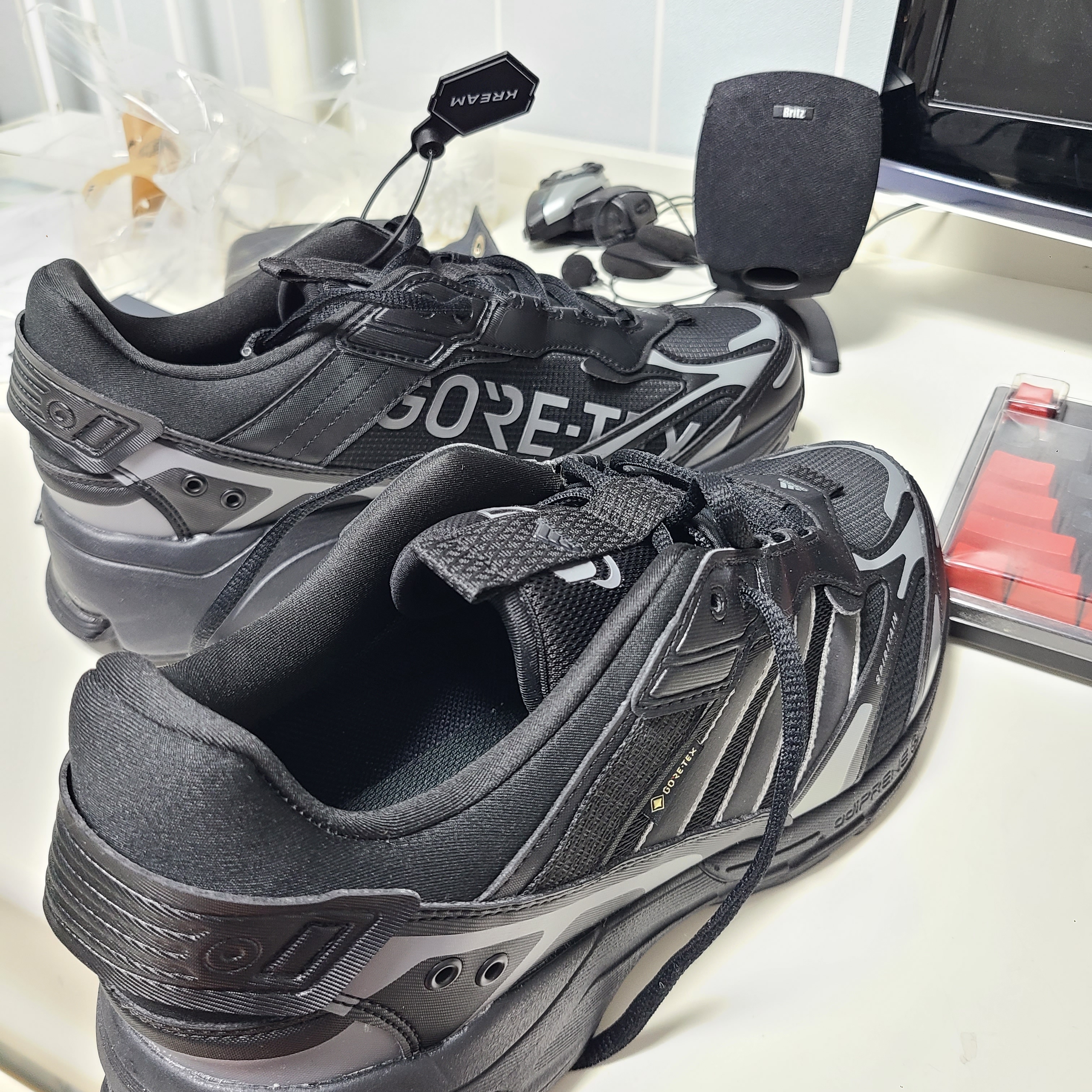 Adidas Spiritain 2000 Gore-Tex Black Dark Grey 착용 스타일