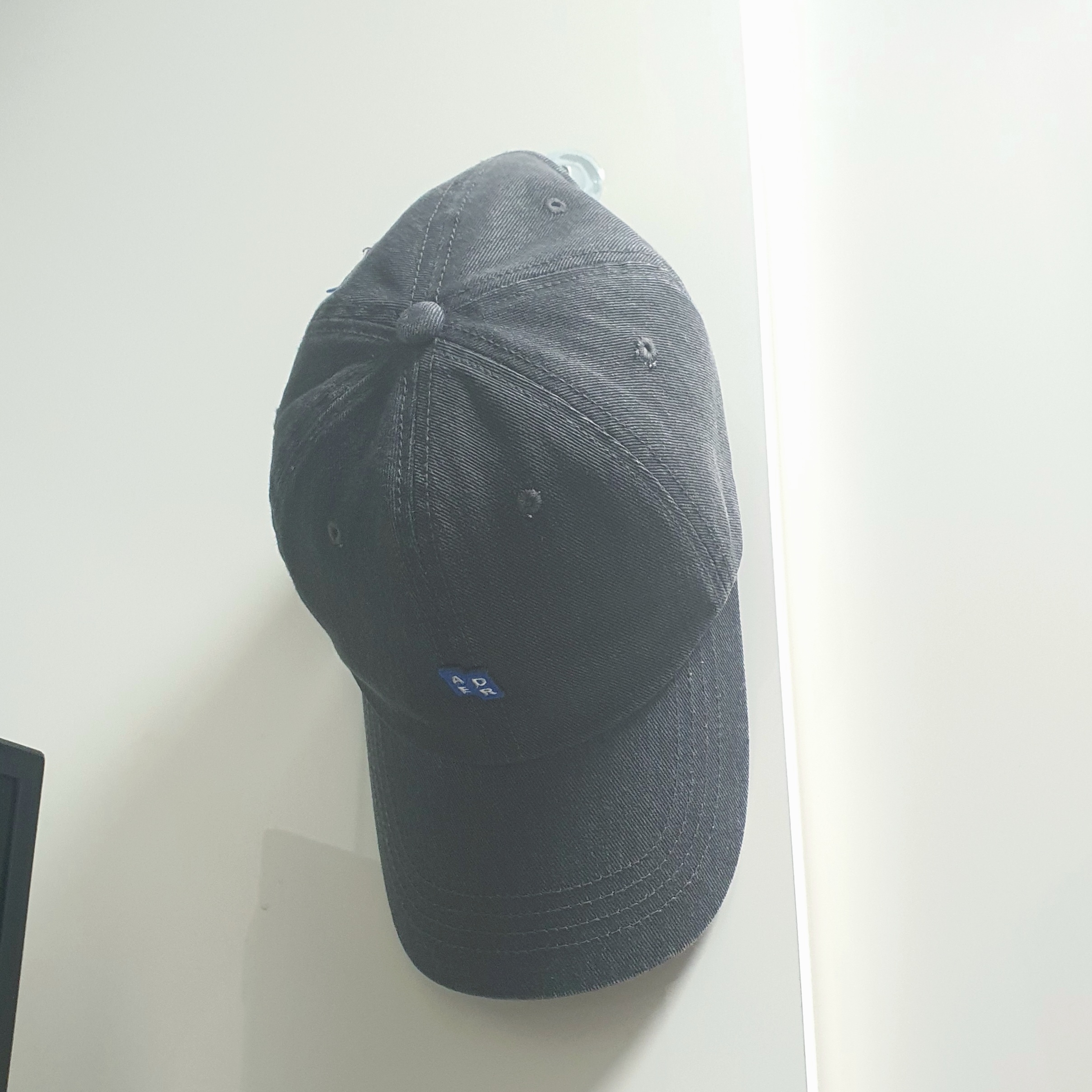 Ader Error Sig; TRS Tag Cap 01 Charcoal 착용 스타일