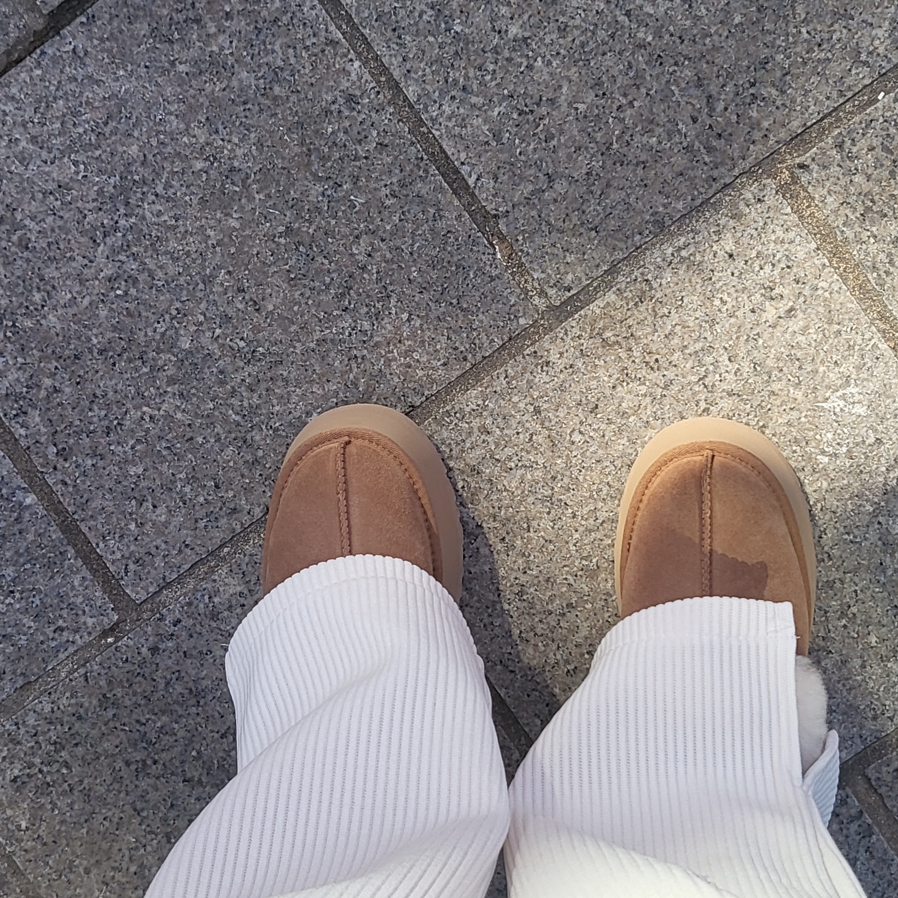 (W) UGG Funkette Slides Chestnut 착용 스타일 - 2