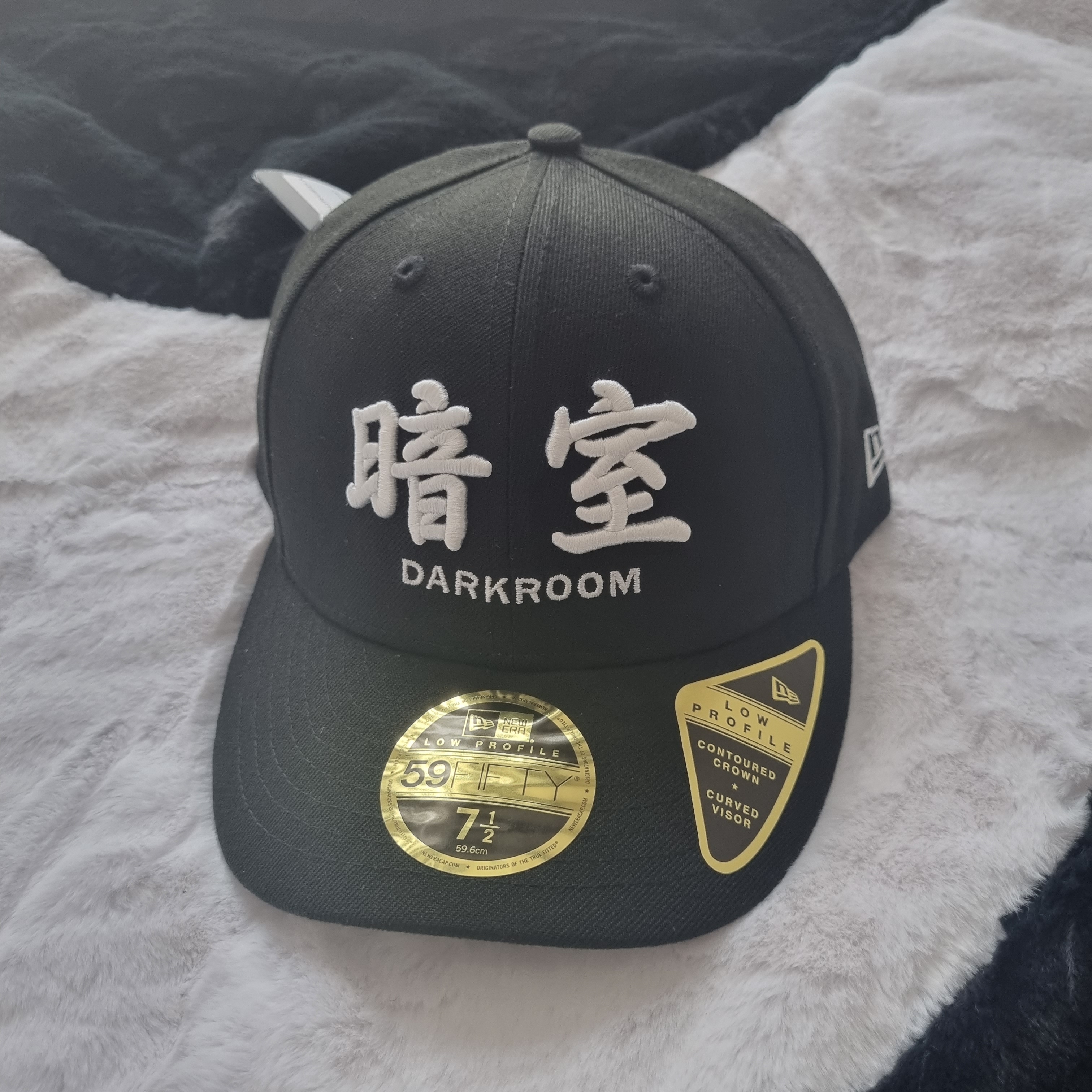 Darkr8m Studio x New Era Fitted Cap Black 착용 스타일