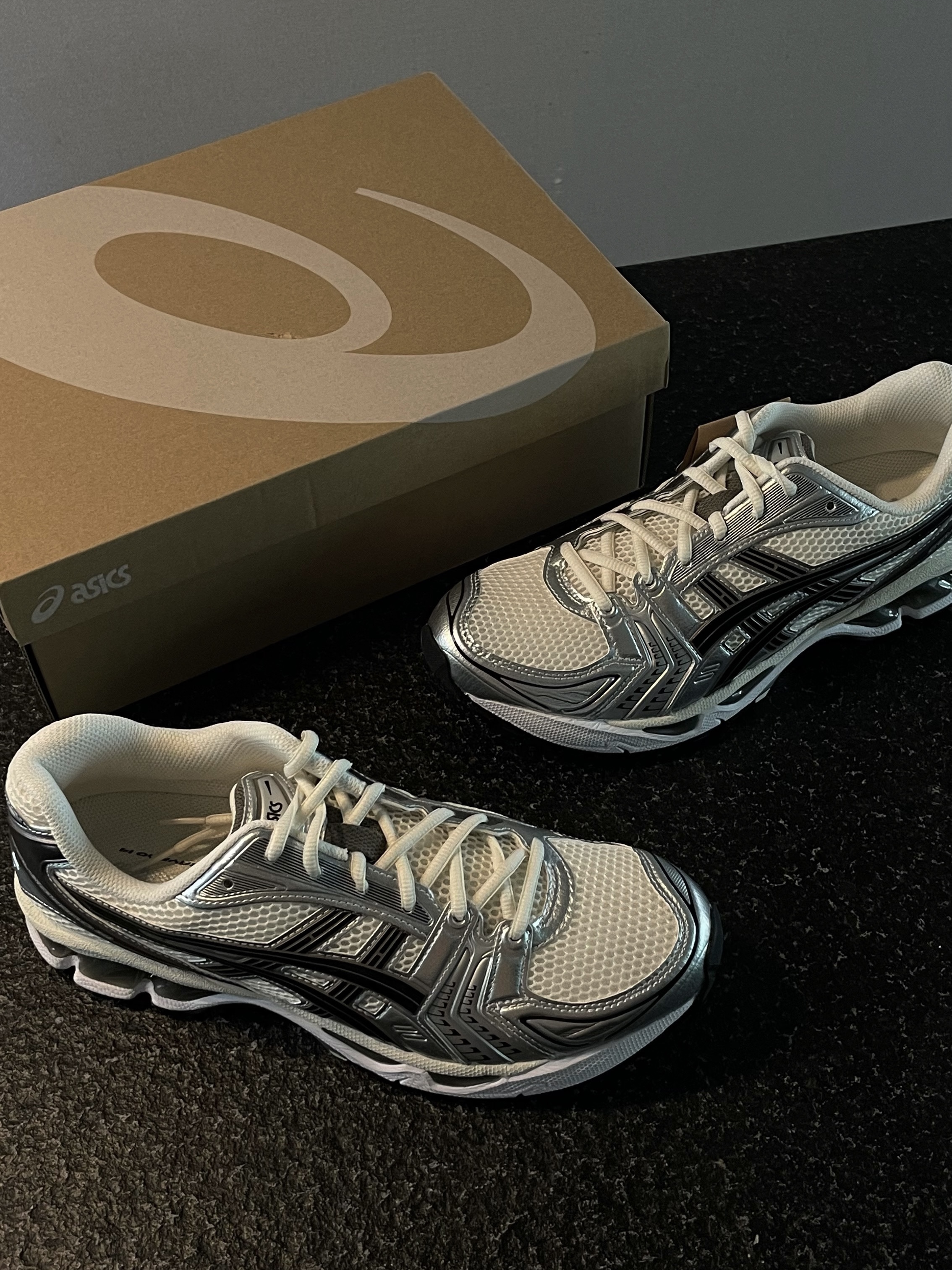 Asics Gel-Kayano 14 Cream Black 착용 스타일