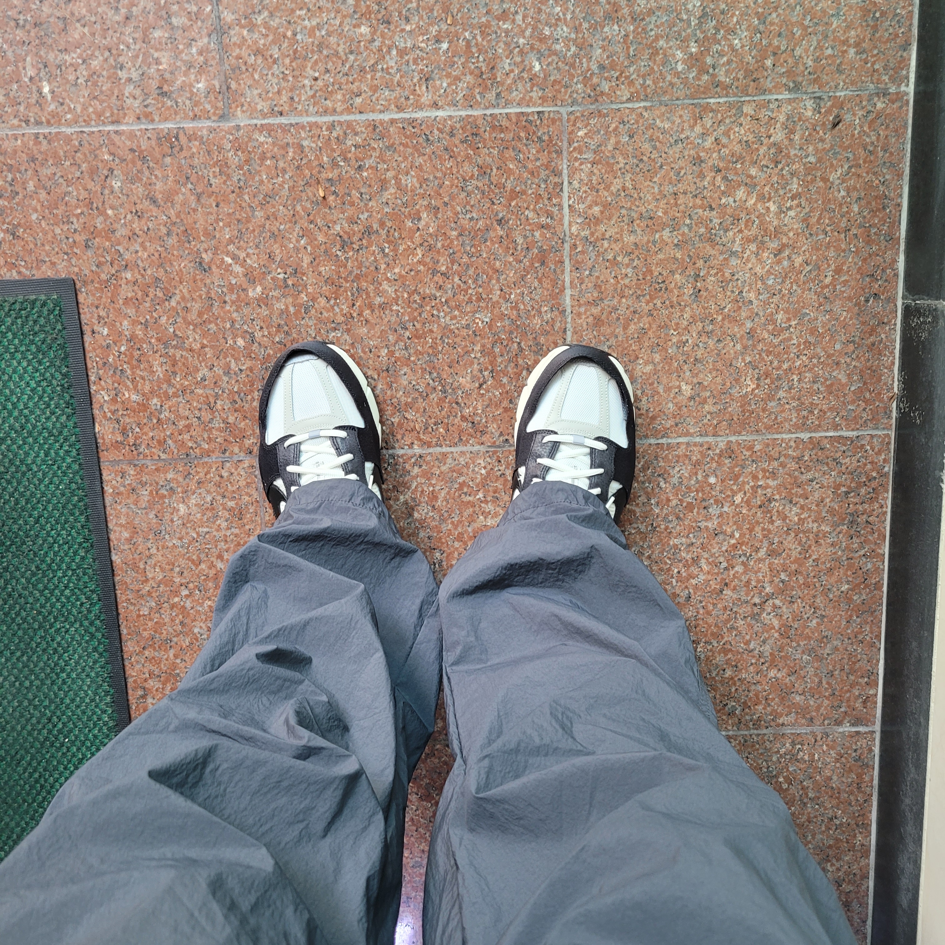 (W) Nike Zoom Vomero 5 Wolf Grey and Black 착용 스타일 - 2