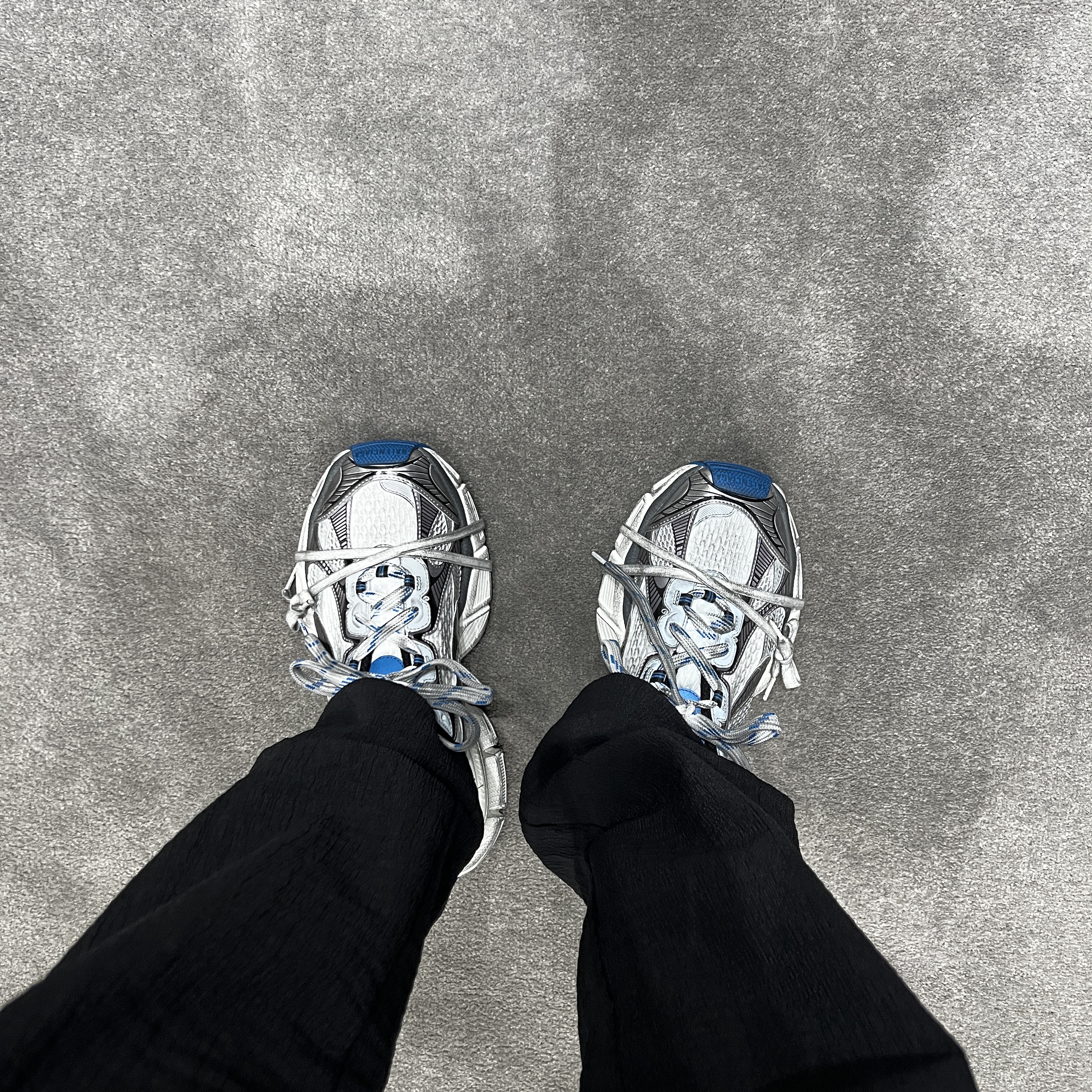 Balenciaga 3XL Sneakers Grey White Blue 착용 스타일 - 2