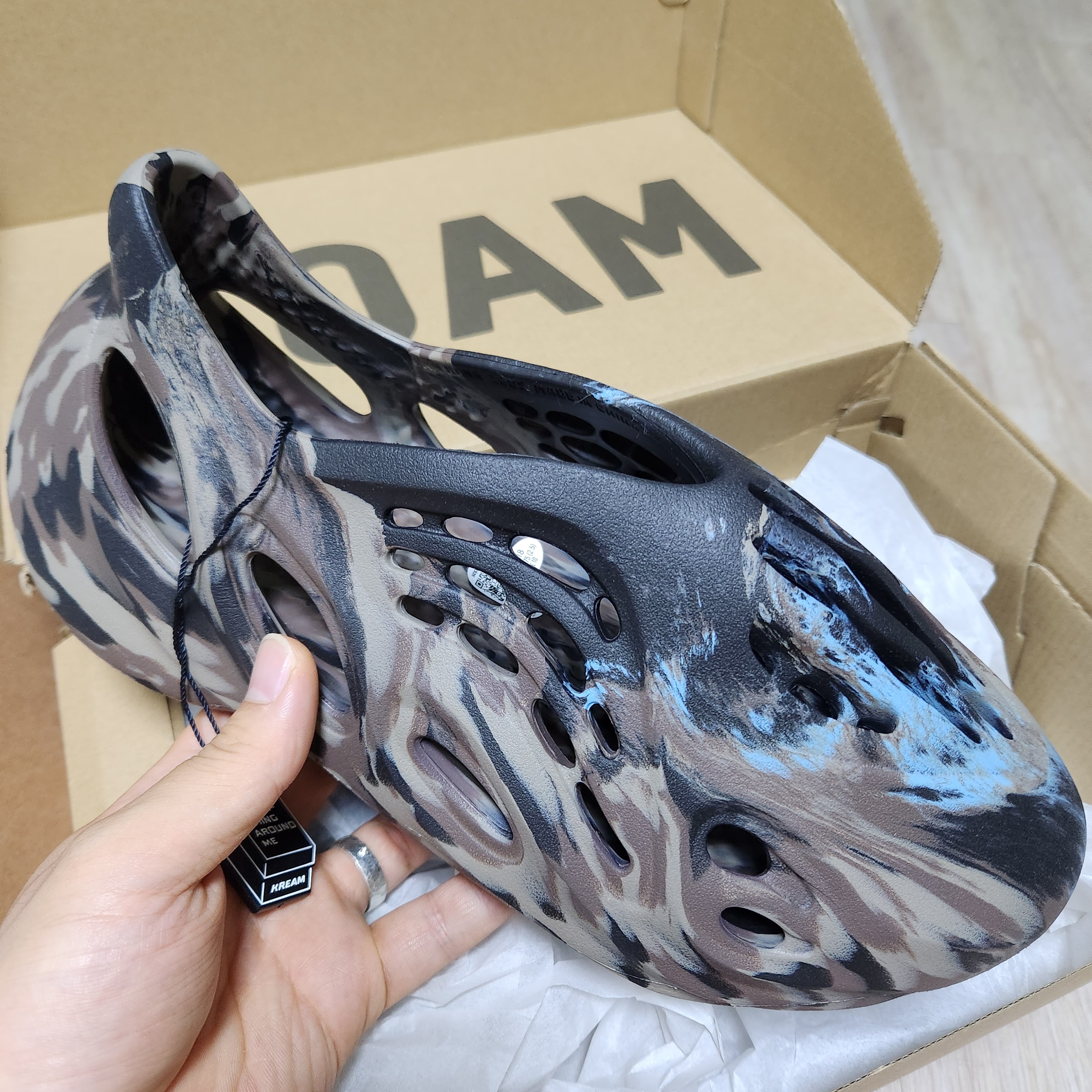 Adidas Yeezy Foam RNNR MX Cinder 착용 스타일