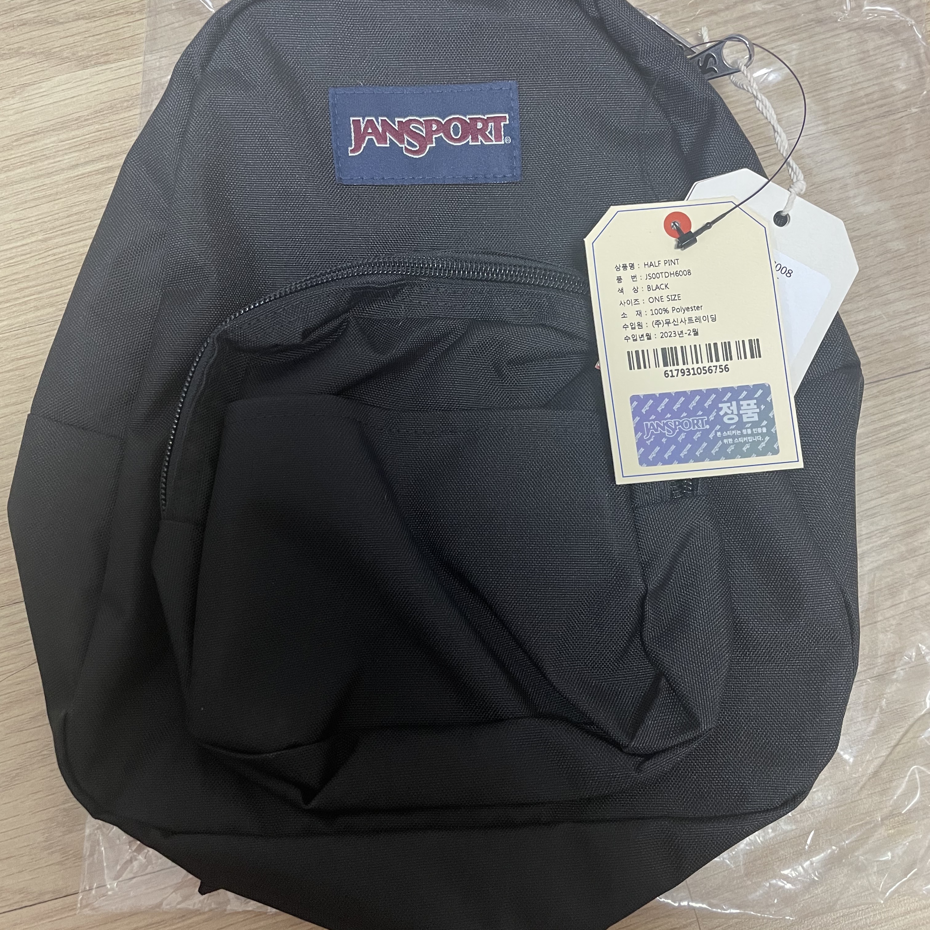 Jansport Half Pint Mini Backpack Black 착용 스타일