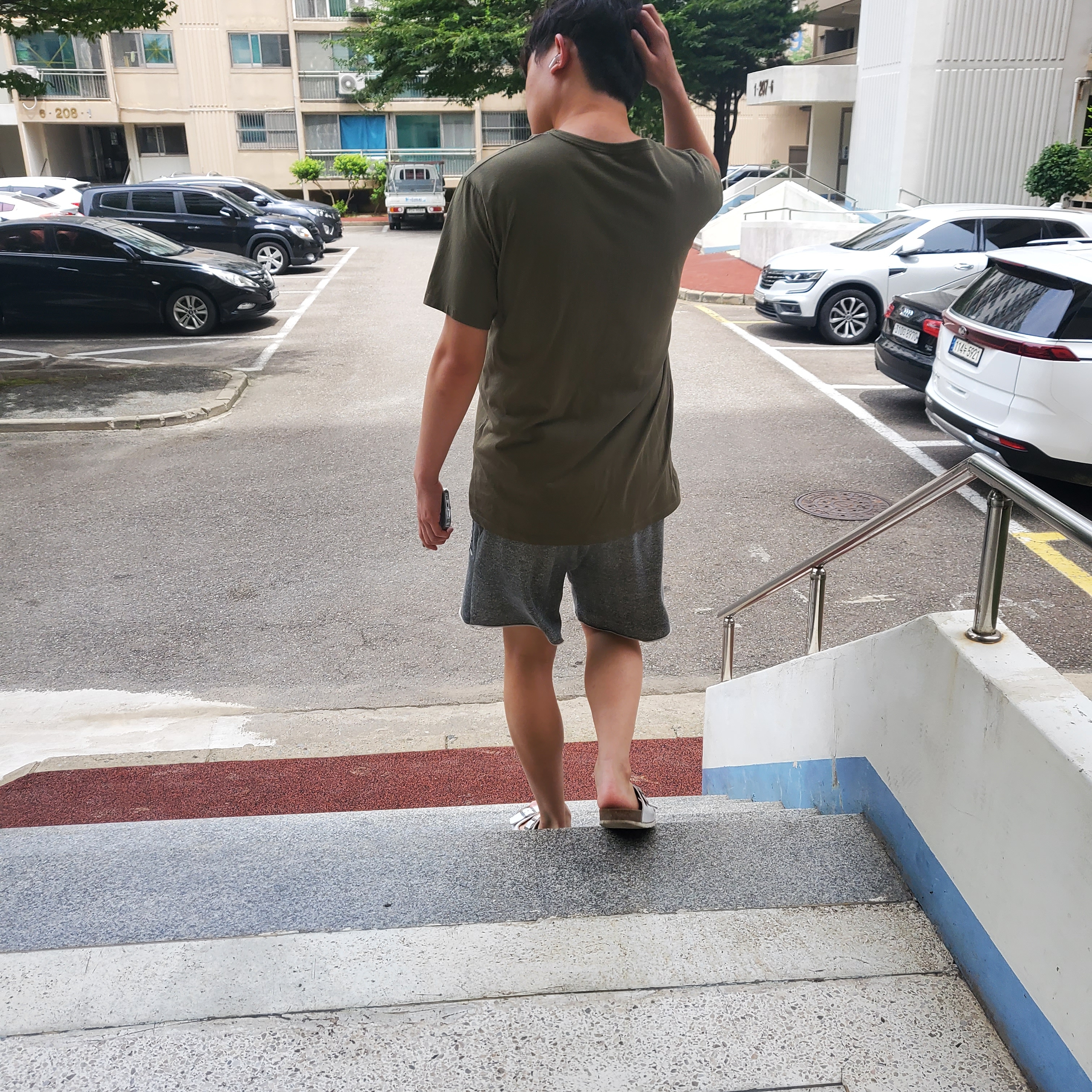 Maison Kitsune Grey Fox Head Patch Classic T-Shirt Khaki Grey 착용 스타일 - 3